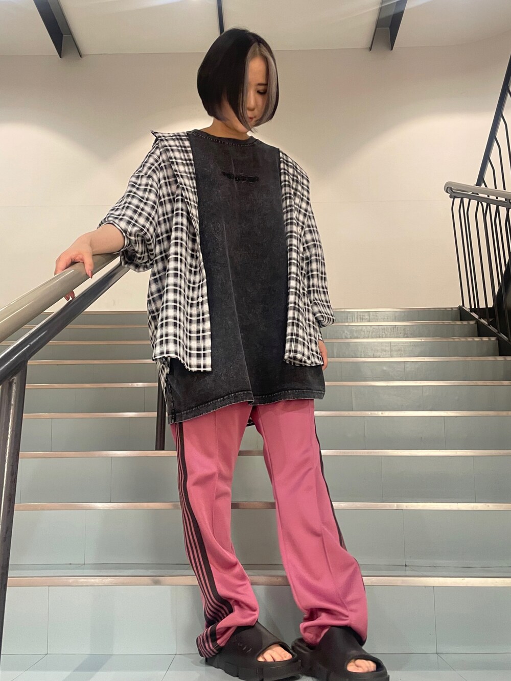 ブラック系のシャツ/ブラウスを着用したレディースの夏コーディネートの1枚目の写真