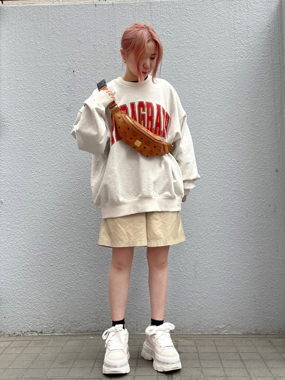 「ショートパンツ、ストリート、オーバーサイズ、休日スタイル、休日コーデ、低身長、ラクチンコーデ、着回しコーデ、韓国ブランド、韓国ファッション」｜「Paragraphのアイテム（スウェット、ホワイト系）」を使った、IZUHARA MAYUさん（レディース・155cm）の春コーディネートの1枚目の写真