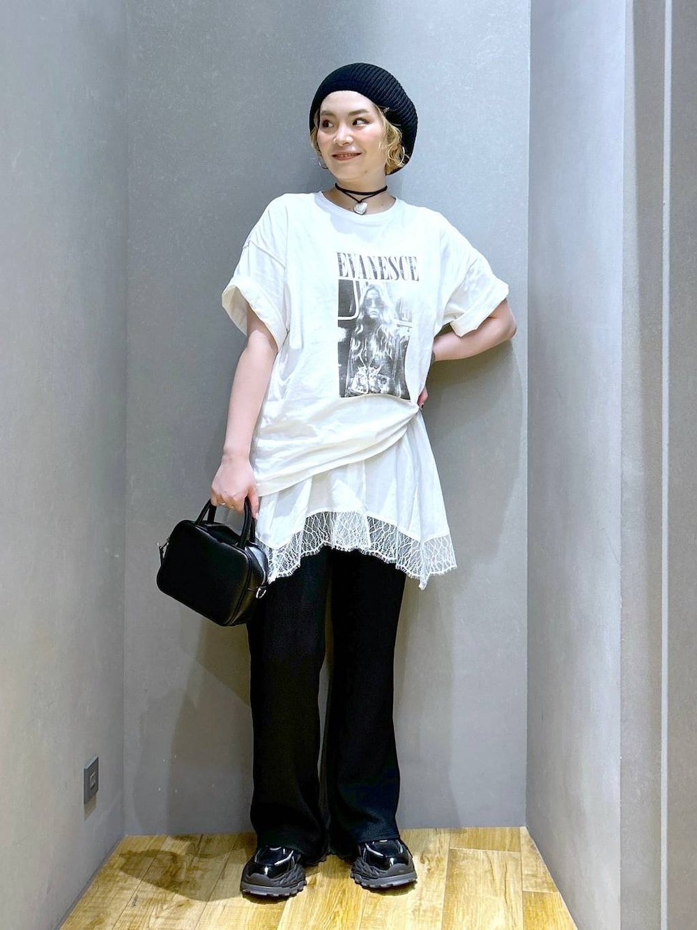 「体型カバー、メンズライク、モード、デート/ロマンティック、女子会、着痩せ、ゆったり、JEANASIS、着痩せ・細見え、春夏コーデ、キャミワンピース、スニーカー、モノトーン」｜「JEANASISのルーズシルエットベレー/286616（ハンチング/ベレー帽、ブラック系）」を使った、マキ（JEANASiS）さん（レディース・165cm）の春コーディネートの1枚目の写真