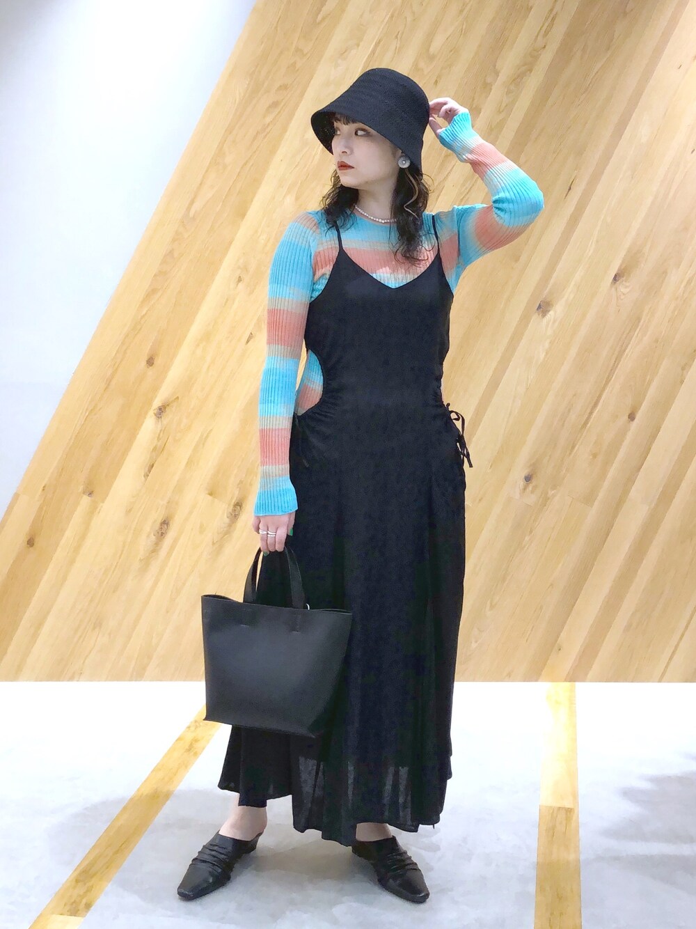 「JEANASiS、ジーナシス、マキの服、ワンピース、キャミワンピ、バケットハット、モード、高身長女子、ミュール」｜「JEANASISの14GスペースダイプルオーバーLS/275499（Tシャツ/カットソー、オレンジ系）」を使った、マキ（JEANASiS）さん（レディース・165cm）の春コーディネートの2枚目の写真