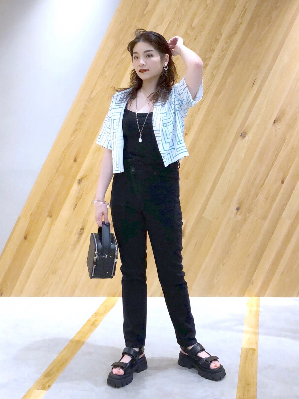 「JEANASiS、ジーナシス、マキの服、デニム、ストレートデニム、シャツスタイル、カジュアルコーデ、ブルー、大人カジュアル」｜「JEANASISのパターンアソートショートシャツSS/287644（シャツ/ブラウス、ホワイト系）」を使った、マキ（JEANASiS）さん（レディース・165cm）の春コーディネートの1枚目の写真