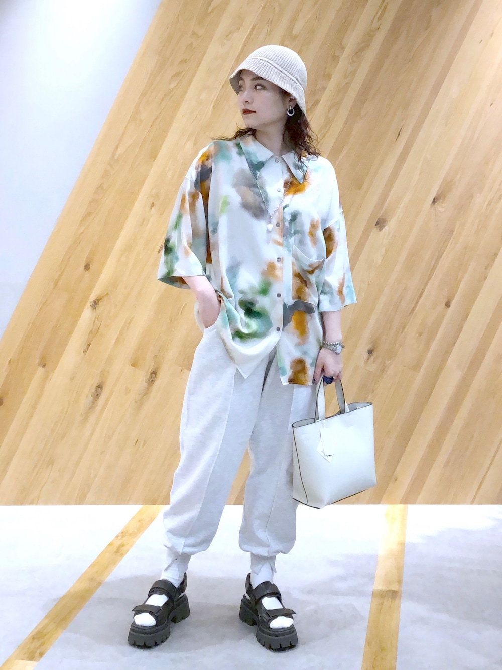 「ごきげんウィーク、JEANASiS、ジーナシス、マキの服、初夏コーデ、シャツスタイル、オーバーサイズ、スウェットパンツ、厚底サンダル、春夏コーデ」｜「JEANASISのパターンアソートBIGシャツSS/287643（シャツ/ブラウス、グリーン系）」を使った、マキ（JEANASiS）さん（レディース・165cm）の春コーディネートの1枚目の写真
