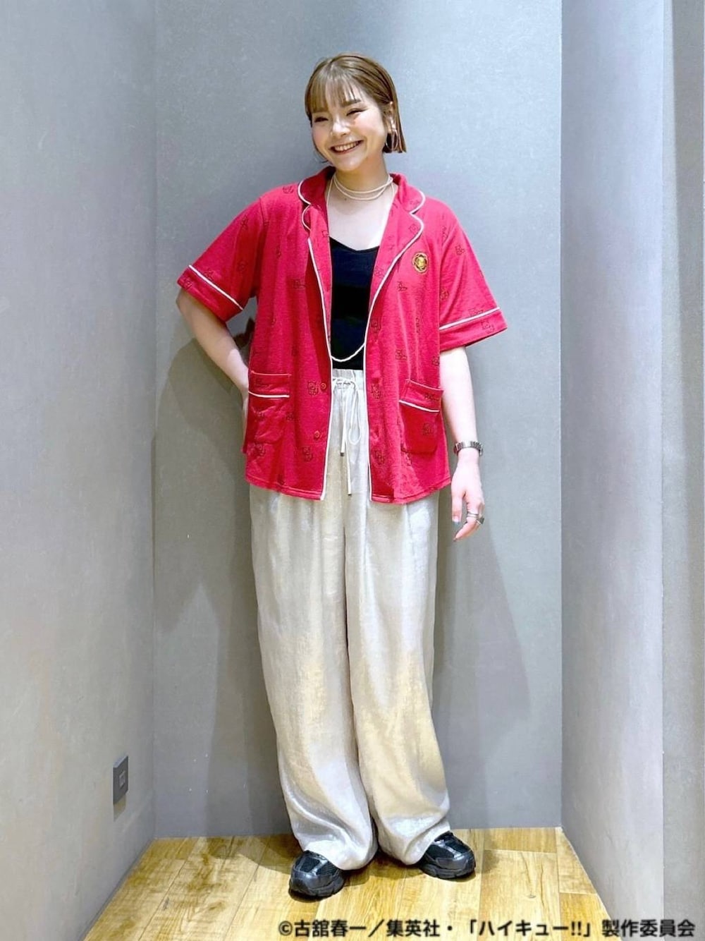 「体型カバー、メンズライク、モード、デート/ロマンティック、春コーデ、女子会、着痩せ、ゆったり、JEANASIS、着痩せ・細見え、春夏コーデ、ルームウェア」｜「JEANASISのグリッターイージーパンツ/324946（その他パンツ、シルバー系）」を使った、マキ（JEANASiS）さん（レディース・165cm）の春コーディネートの1枚目の写真