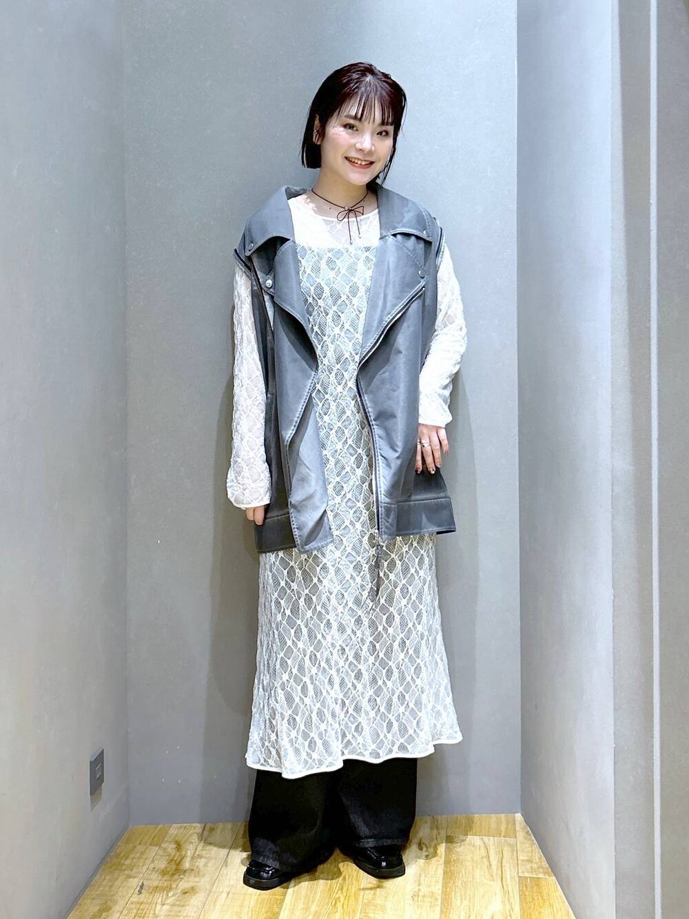 「体型カバー、メンズライク、モード、デート/ロマンティック、秋コーデ、冬コーデ、女子会、着痩せ、ゆったり、JEANASIS、ブーツ、ショートブーツ、着痩せ・細見え、アウター、ワンピース」｜「JEANASISのカコウBIGライダース/145147（ライダースジャケット、グレー系）」を使った、マキ（JEANASiS）さん（レディース・165cm）の秋コーディネートの1枚目の写真