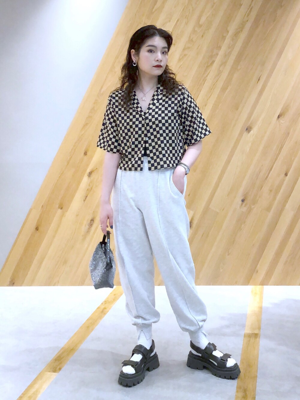 「JEANASiS、ジーナシス、マキの服、スウェットパンツ、ショート丈トップス、シャツスタイル、大人カジュアル、初夏コーデ、厚底サンダル」｜「JEANASISのスウェットワイドジョガーパンツ/294751（スウェットパンツ、グレー系）」を使った、マキ（JEANASiS）さん（レディース・165cm）の春コーディネートの1枚目の写真