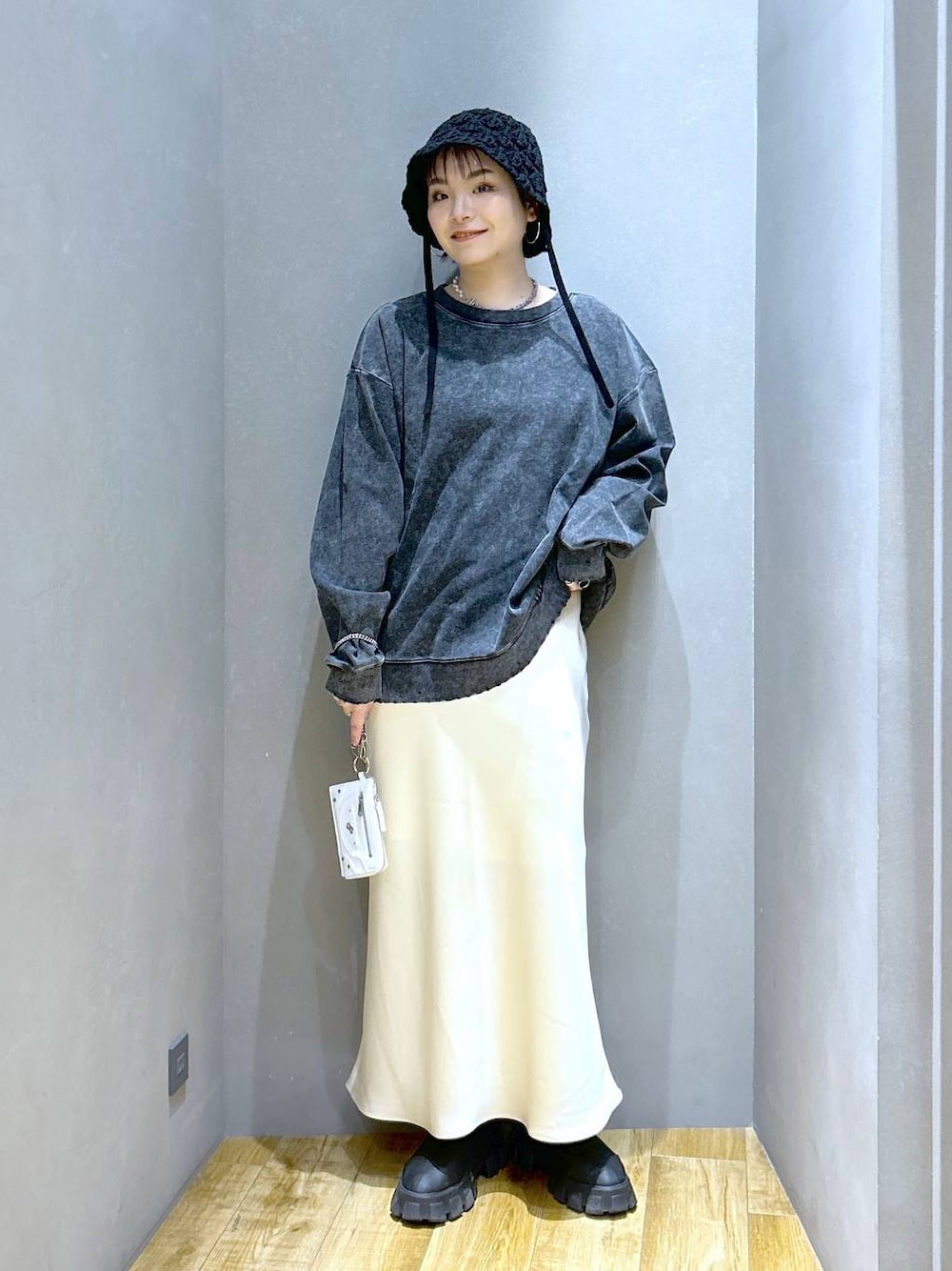 「ゆったり、スウェット、ロンT、体型カバー、メンズライク、モード、デート/ロマンティック、女子会、着痩せ、JEANASIS、ブーツ、ショートブーツ、着痩せ・細見え、春コーデ、スカート」｜「JEANASISのチェーンツキウォレット/286170（財布、ホワイト系）」を使った、マキ（JEANASiS）さん（レディース・165cm）の冬コーディネートの1枚目の写真