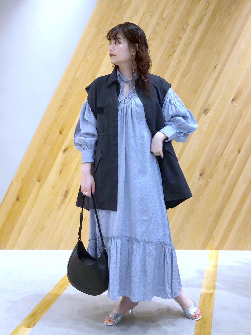 「JEANASiS、ジーナシス、マキの服、ワンピース、結婚式二次会スタイル、ベスト、M65、ミュール、ボリューム袖」｜「JEANASISのレースキリカエジャガードフレアワンピース/270432（ワンピース、ブルー系）」を使った、マキ（JEANASiS）さん（レディース・165cm）の春コーディネートの1枚目の写真