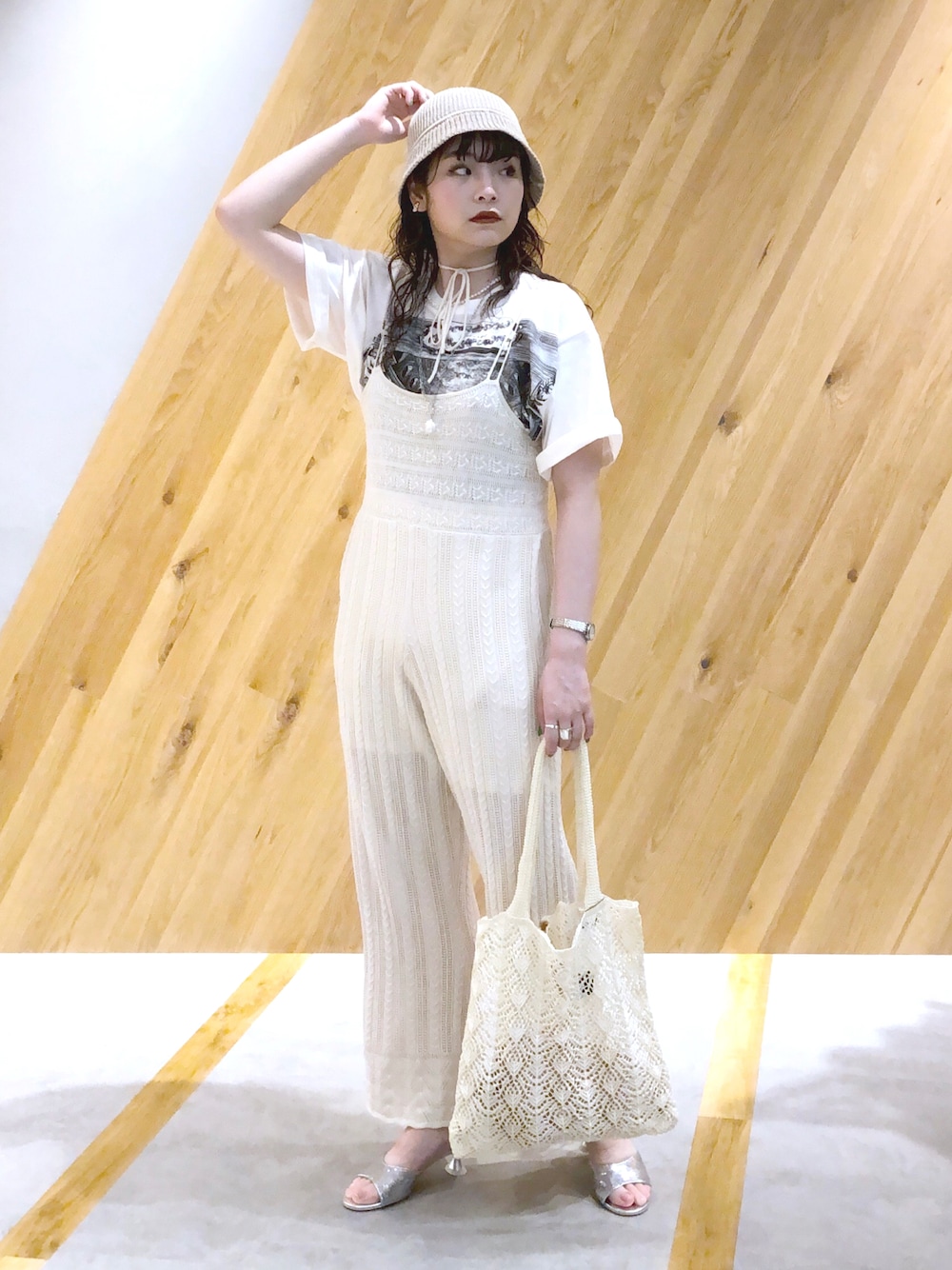 「JEANASiS、ジーナシス、マキの服、Tシャツ、サロペット、ワントーンコーデ、淡色コーデ、バケットハット、サンダル、トートバッグ」｜「HAREのペーパーニットバケハ(HARE)（ハット、ベージュ系）」を使った、マキ（JEANASiS）さん（レディース・165cm）の春コーディネートの1枚目の写真