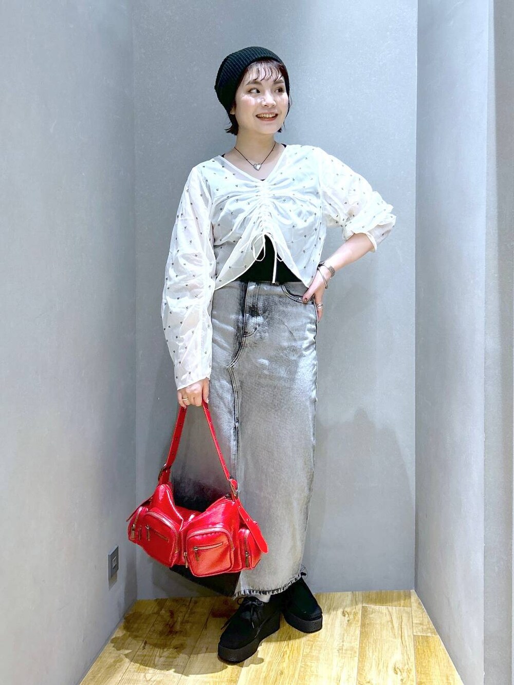 「体型カバー、メンズライク、モード、デート/ロマンティック、秋コーデ、女子会、着痩せ、ゆったり、JEANASIS、ブーツ、着痩せ・細見え、ブラウス、夏コーデ、ニット帽、ハンドバッグ」｜「JEANASISの4ポケットワンショルダーBAG/131265（ショルダーバッグ、レッド系）」を使った、マキ（JEANASiS）さん（レディース・165cm）の夏コーディネートの1枚目の写真