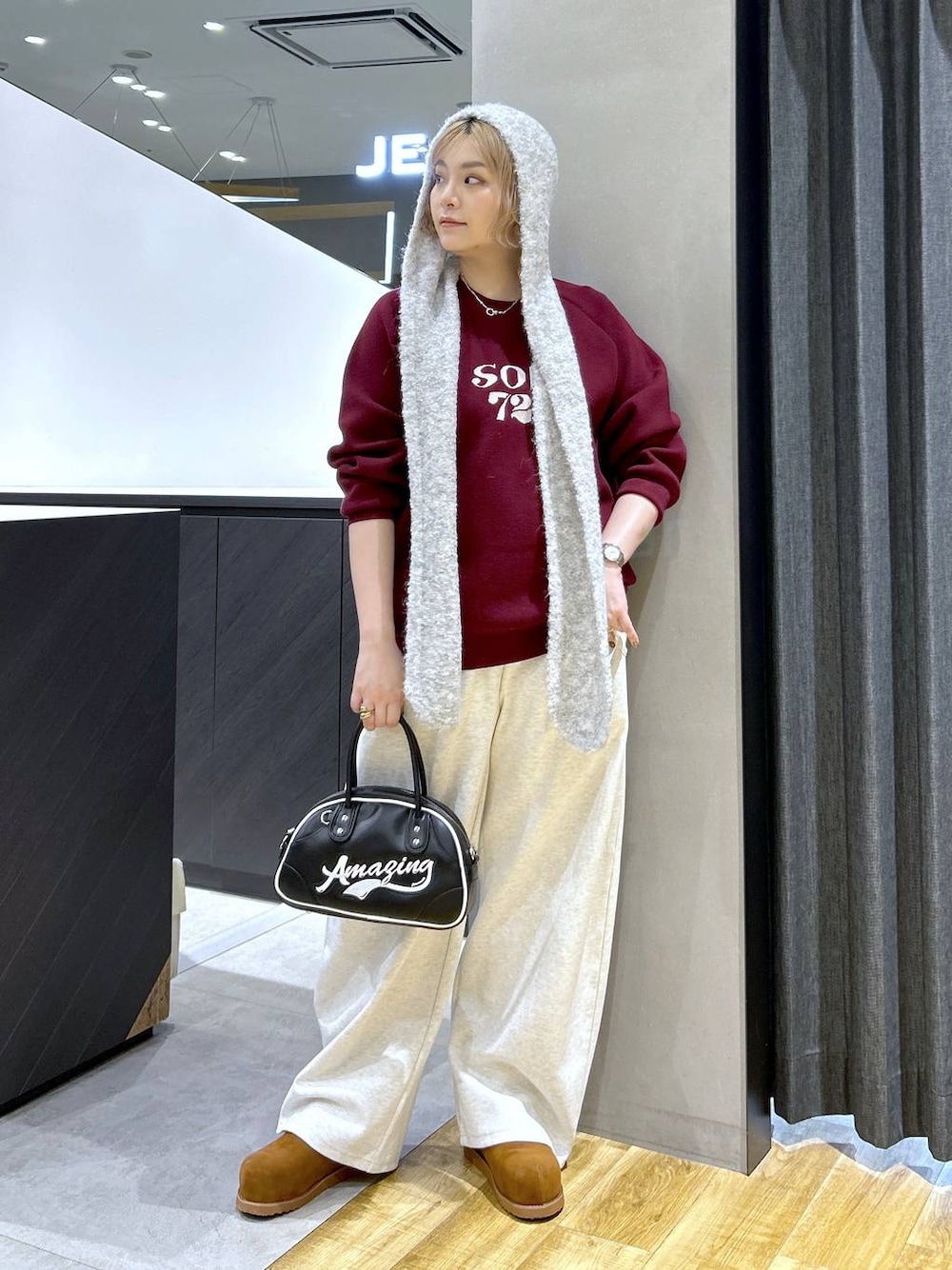 ブラック系のショルダーバッグ、ブラウン系のその他シューズ、レッド系のニット/セーターを着用したレディースの秋コーディネートの1枚目の写真