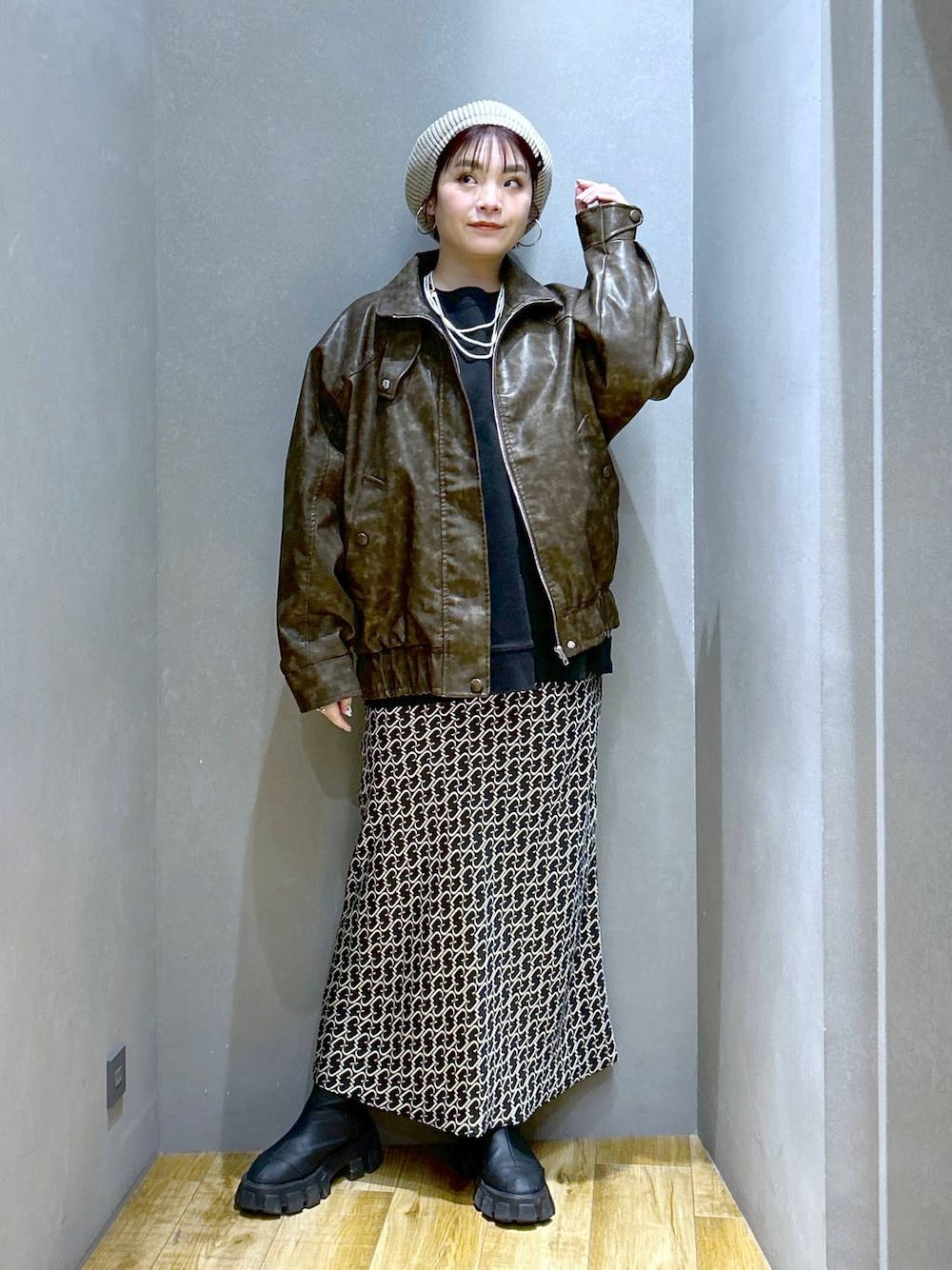 「体型カバー、メンズライク、モード、デート/ロマンティック、女子会、着痩せ、ゆったり、JEANASIS、ブーツ、ショートブーツ、着痩せ・細見え、春コーデ、スウェット、ロンT、スカート」｜「JEANASISのルーズシルエットベレー/286616（ハンチング/ベレー帽、ベージュ系）」を使った、マキ（JEANASiS）さん（レディース・165cm）の冬コーディネートの1枚目の写真