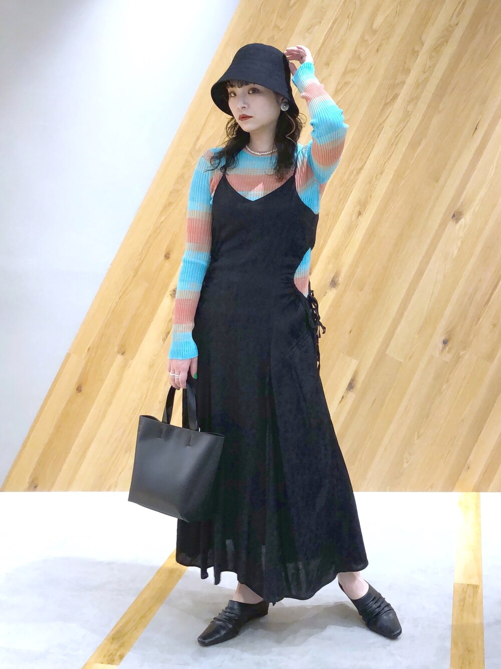 「JEANASiS、ジーナシス、マキの服、ワンピース、キャミワンピ、バケットハット、モード、高身長女子、ミュール」｜「JEANASISの14GスペースダイプルオーバーLS/275499（Tシャツ/カットソー、オレンジ系）」を使った、マキ（JEANASiS）さん（レディース・165cm）の春コーディネートの1枚目の写真