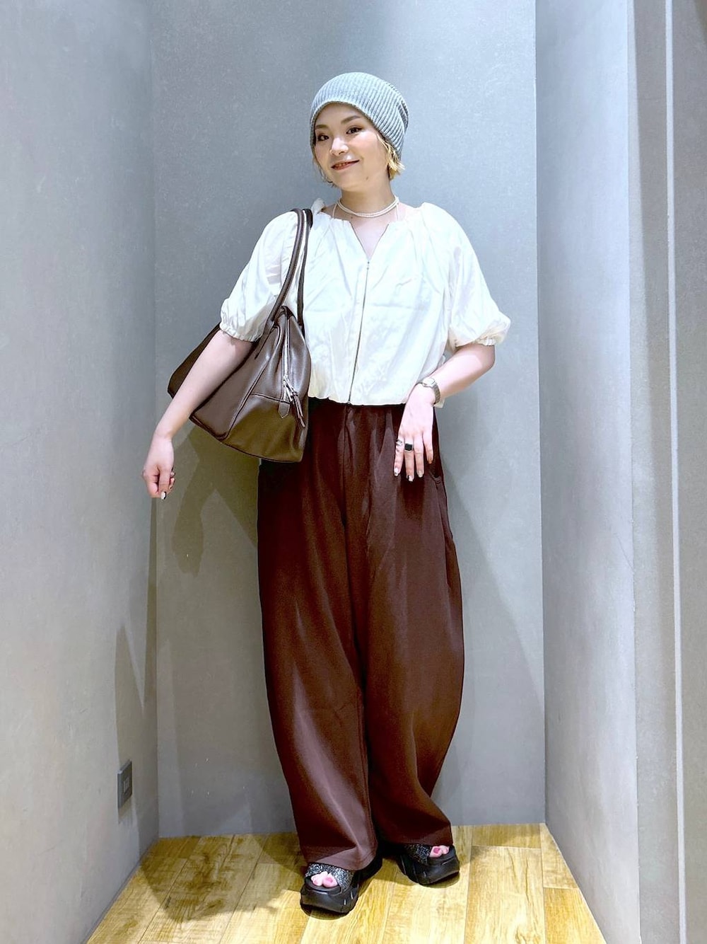 「体型カバー、着痩せ、ゆったり、JEANASIS、着痩せ・細見え、メンズライク、モード、デート/ロマンティック、女子会、春夏コーデ、夏コーデ、スウェットパンツ、サンダル、ブラウス」｜「eLの【eL】Large Boston Bag/288120（ショルダーバッグ、ブラウン系）」を使った、マキ（JEANASiS）さん（レディース・165cm）の春コーディネートの1枚目の写真