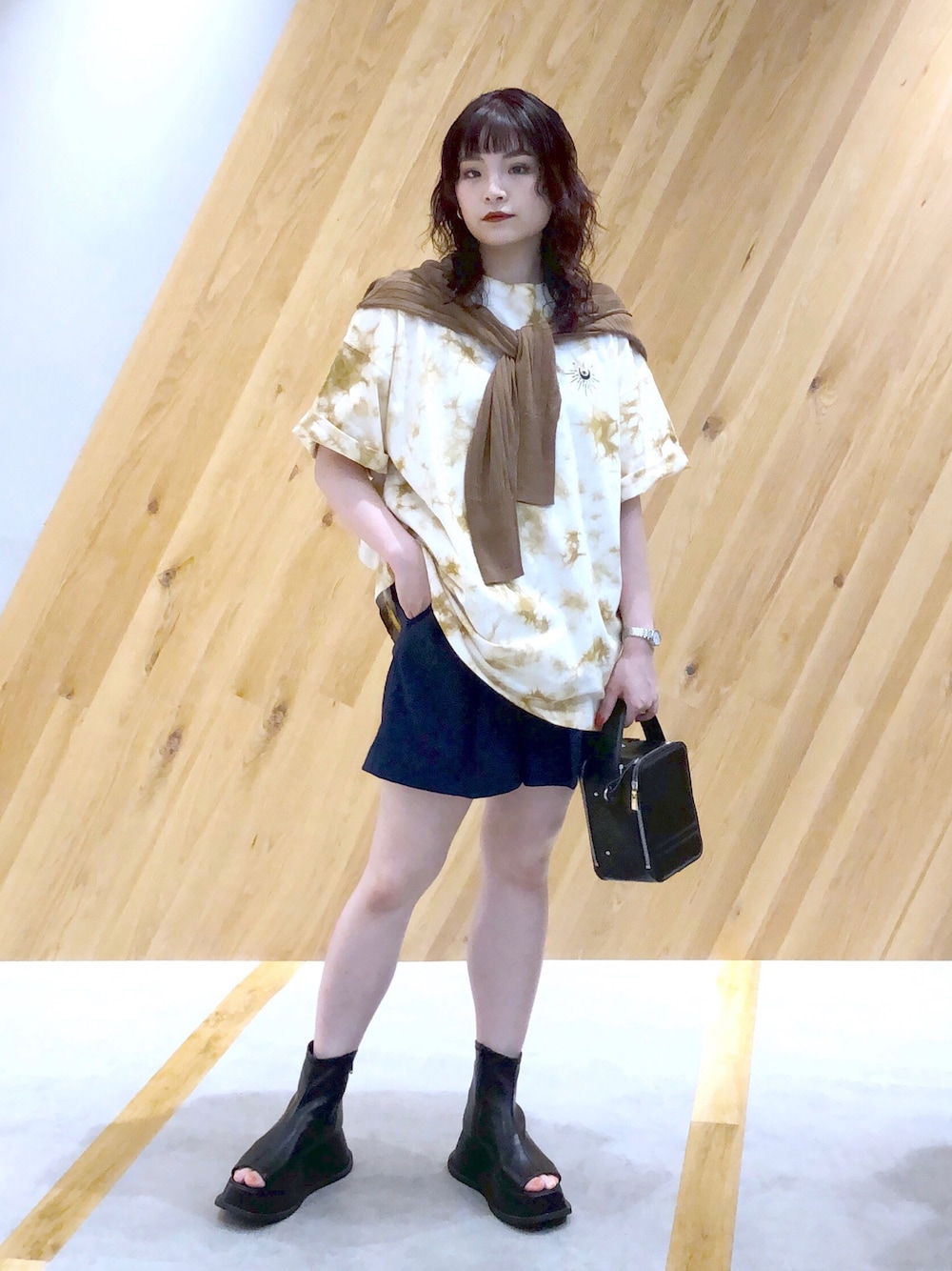 「JEANASiS、ジーナシス、マキの服、Tシャツ、ショートパンツ、厚底シューズ、ハーフパンツ、ロゴT、夏コーデ」｜「JEANASISの【SHIMA×JEANASIS】コラボBIGTEE/344680（Tシャツ/カットソー、ブラウン系）」を使った、マキ（JEANASiS）さん（レディース・165cm）の夏コーディネートの1枚目の写真