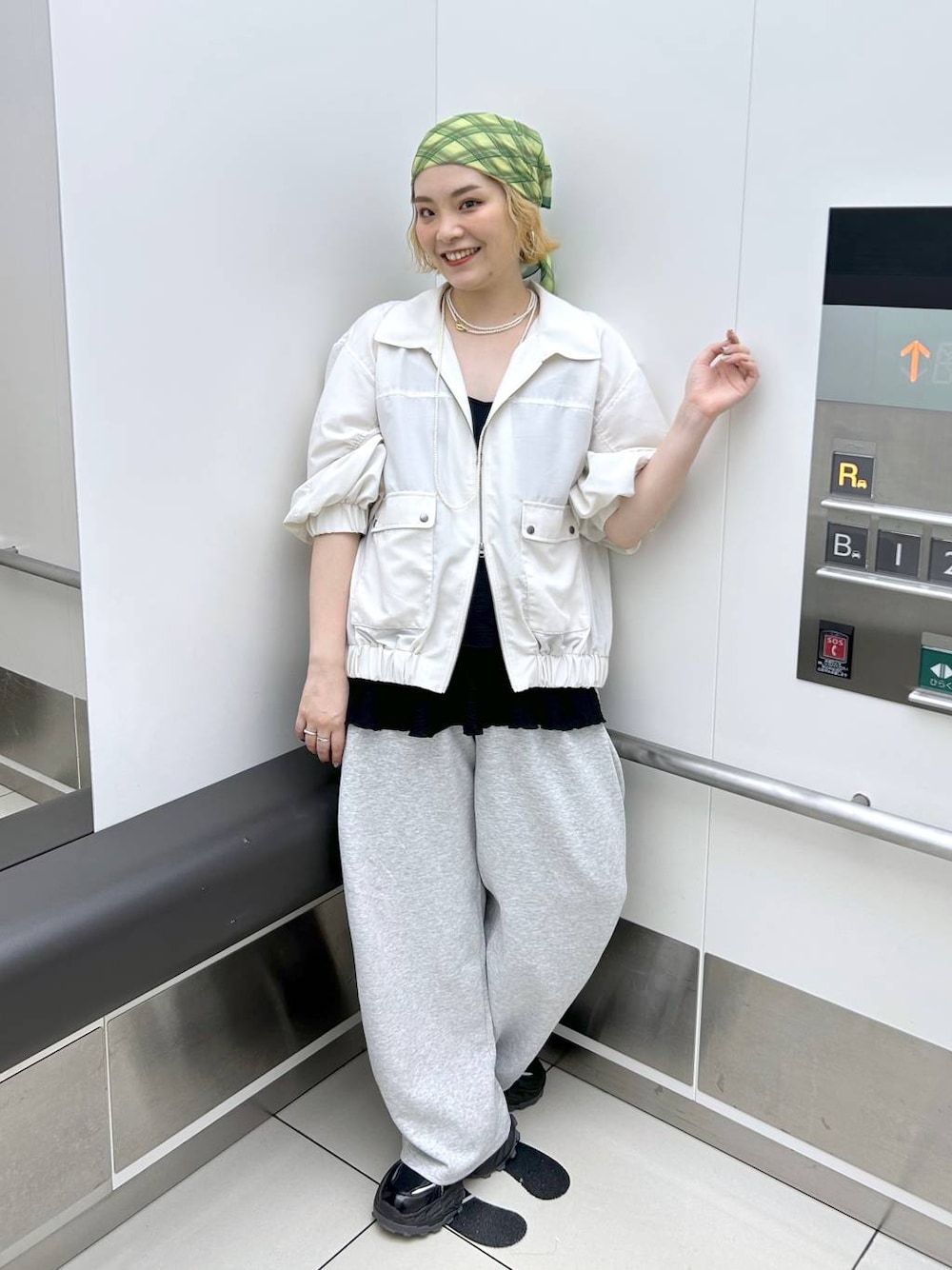 「春夏コーデ、デート/ロマンティック、着痩せ・細見え、体型カバー、メンズライク、モード、女子会、着痩せ、ゆったり、JEANASIS、夏コーデ、スニーカー、ブルゾン、スウェットパンツ、スカーフ」｜「JEANASISのオーバーラップスニーカー/325991（スニーカー、ブラック系）」を使った、マキ（JEANASiS）さん（レディース・165cm）の春コーディネートの1枚目の写真