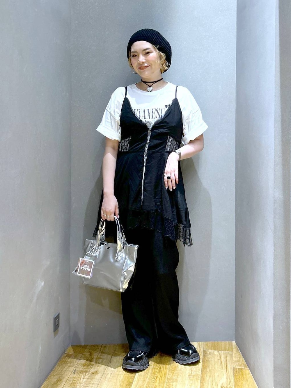「女子会、体型カバー、メンズライク、モード、デート/ロマンティック、着痩せ、ゆったり、JEANASIS、着痩せ・細見え、春夏コーデ、夏コーデ、フレアパンツ、スニーカー、Tシャツ」｜「JEANASISのルーズシルエットベレー/286616（ハンチング/ベレー帽、ブラック系）」を使った、マキ（JEANASiS）さん（レディース・165cm）の春コーディネートの1枚目の写真