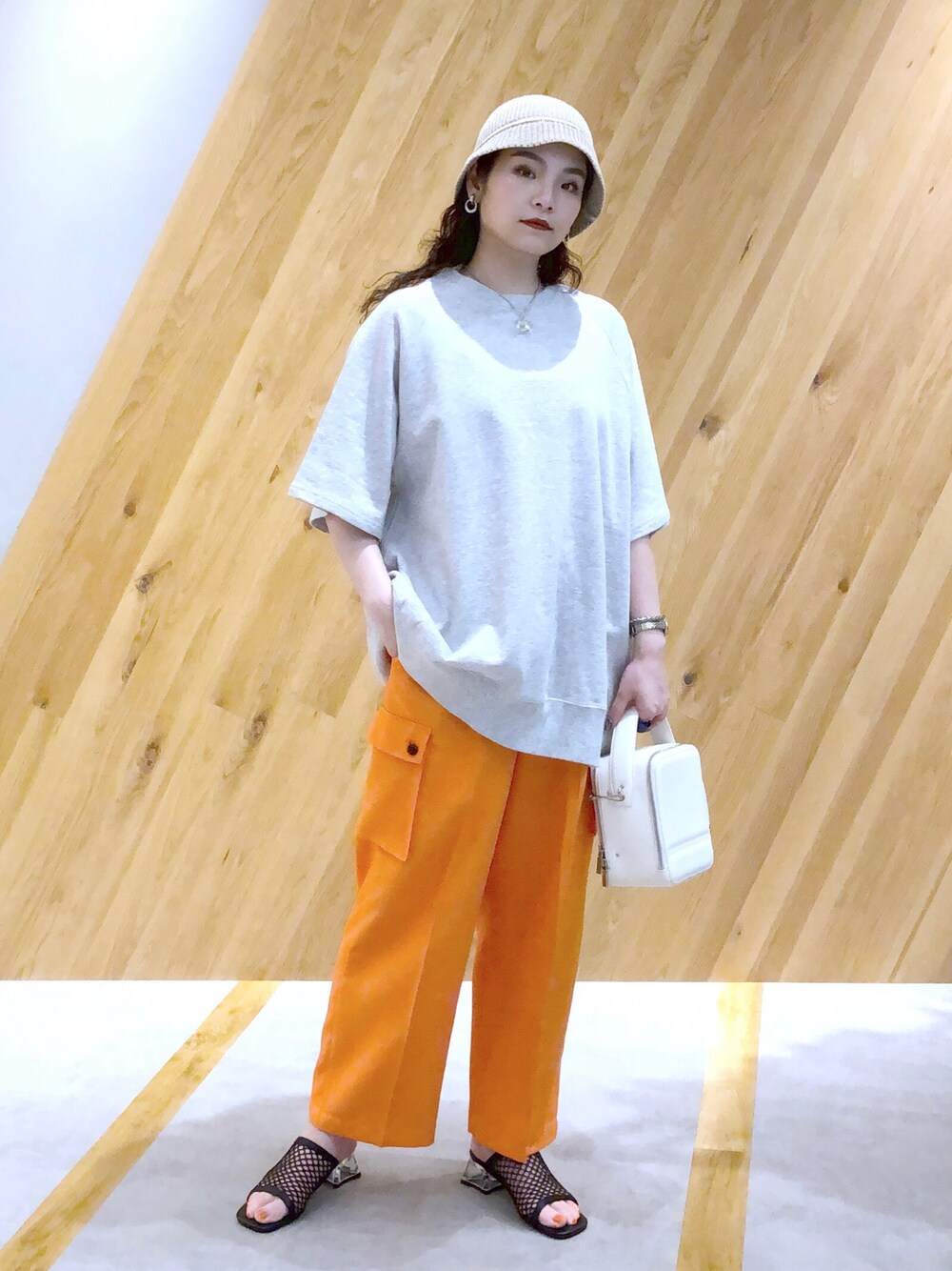 「JEANASiS、ジーナシス、マキの服、ゆるコーデ、カジュアル、カラーパンツ、スウェット、バケットハット、メッシュ、春夏コーデ、ビタミンカラー、カラー×コーデ」｜「JEANASISのビンテージミニウラケビッグSS/281580（Tシャツ/カットソー、グレー系）」を使った、マキ（JEANASiS）さん（レディース・165cm）の春コーディネートの1枚目の写真