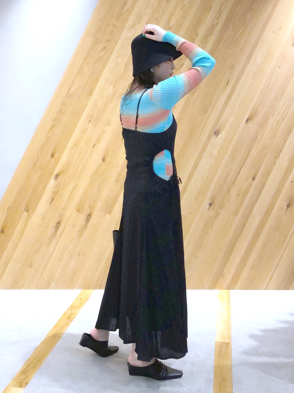 「JEANASiS、ジーナシス、マキの服、ワンピース、キャミワンピ、バケットハット、モード、高身長女子、ミュール」｜「JEANASISの14GスペースダイプルオーバーLS/275499（Tシャツ/カットソー、オレンジ系）」を使った、マキ（JEANASiS）さん（レディース・165cm）の春コーディネートの3枚目の写真