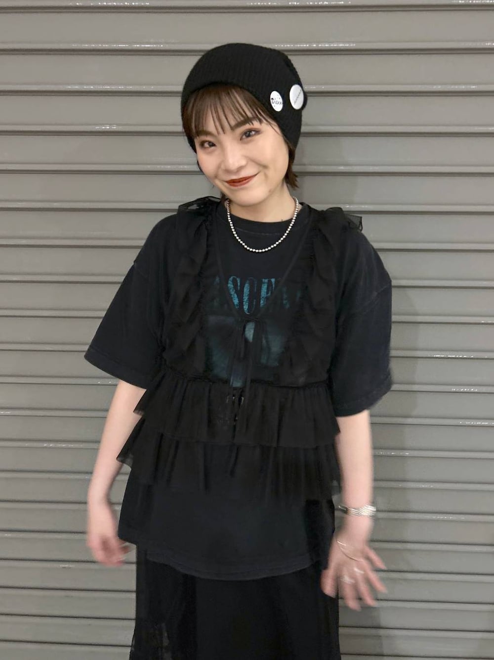 「体型カバー、メンズライク、モード、デート/ロマンティック、女子会、着痩せ、ゆったり、JEANASIS、着痩せ・細見え、Tシャツ、ベスト、スカート、春コーデ、スニーカー」｜「JEANASISのチュールフリルベスト/106354（ベスト、ブラック系）」を使った、マキ（JEANASiS）さん（レディース・165cm）の春コーディネートの1枚目の写真