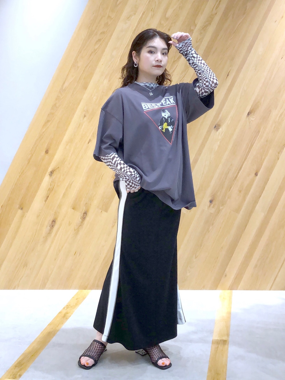 「JEANASiS、ジーナシス、マキの服、Tシャツ、ビッグシルエット、ジャージスカート、ヒール、大人カジュアル、シアートップス、ロングスカート」｜「JEANASISのUSED ROCK TEE/281576（Tシャツ/カットソー、グレー系）」を使った、マキ（JEANASiS）さん（レディース・165cm）の春コーディネートの1枚目の写真