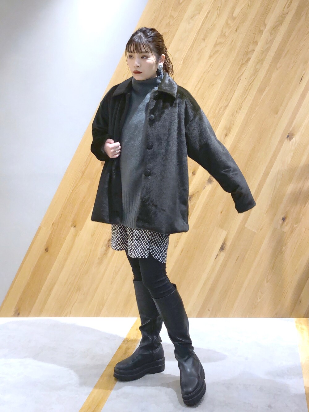 「ニット、アウター、JEANASiS、レイヤードスタイル、ジーナシス、ロングブーツ、ファーコート、オトナカジュアル、マキの服」｜「JEANASISのファーハーフコート/924335（その他アウター、グリーン系）」を使った、マキ（JEANASiS）さん（レディース・165cm）の秋コーディネートの1枚目の写真