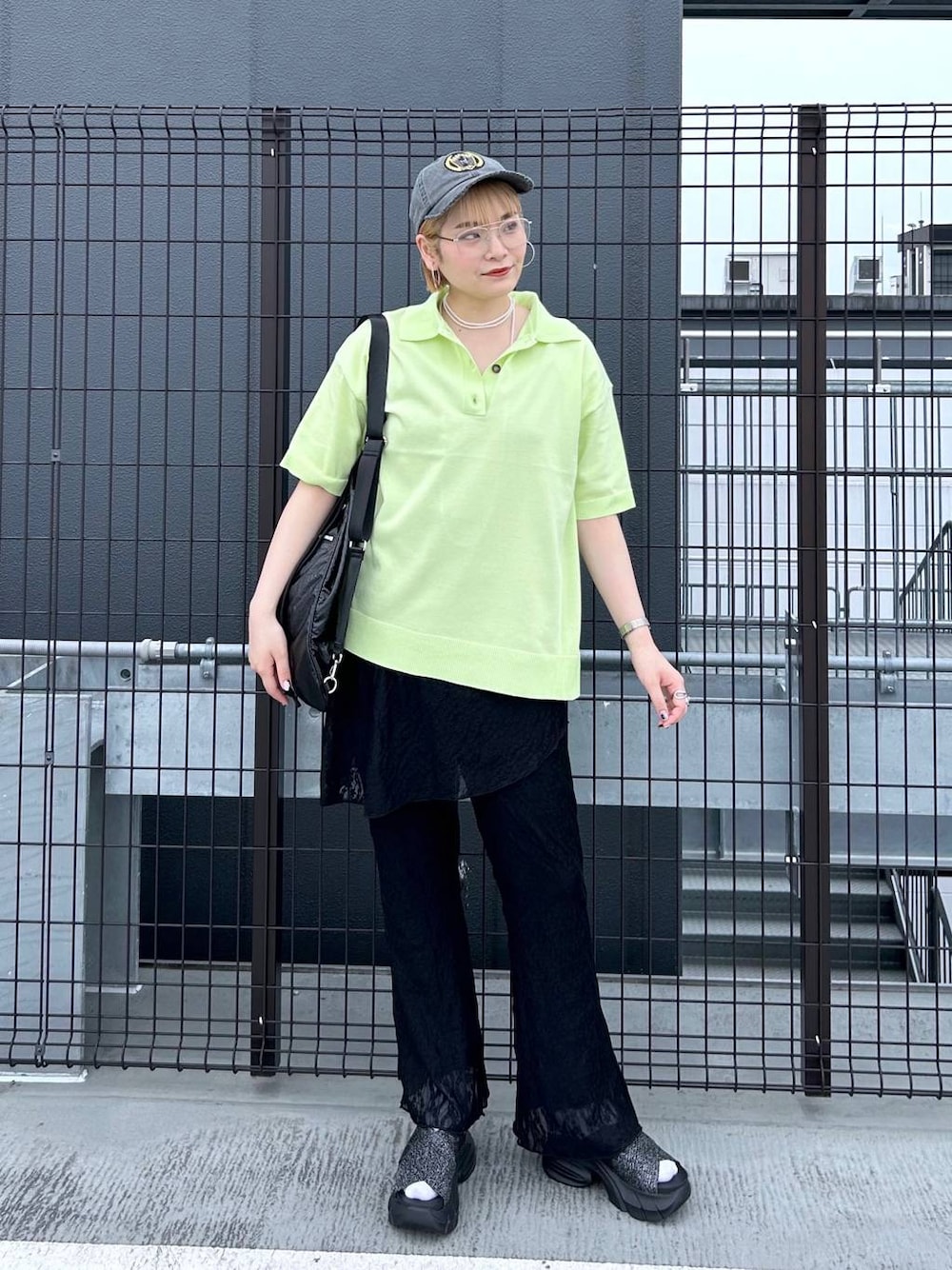 「体型カバー、メンズライク、モード、デート/ロマンティック、春コーデ、女子会、着痩せ、ゆったり、JEANASIS、着痩せ・細見え、春夏コーデ、ポロシャツ、フレアパンツ、サンダル」｜「eLの【eL】12G Polo Shirt SS/319093（ポロシャツ、イエロー系）」を使った、マキ（JEANASiS）さん（レディース・165cm）の春コーディネートの1枚目の写真