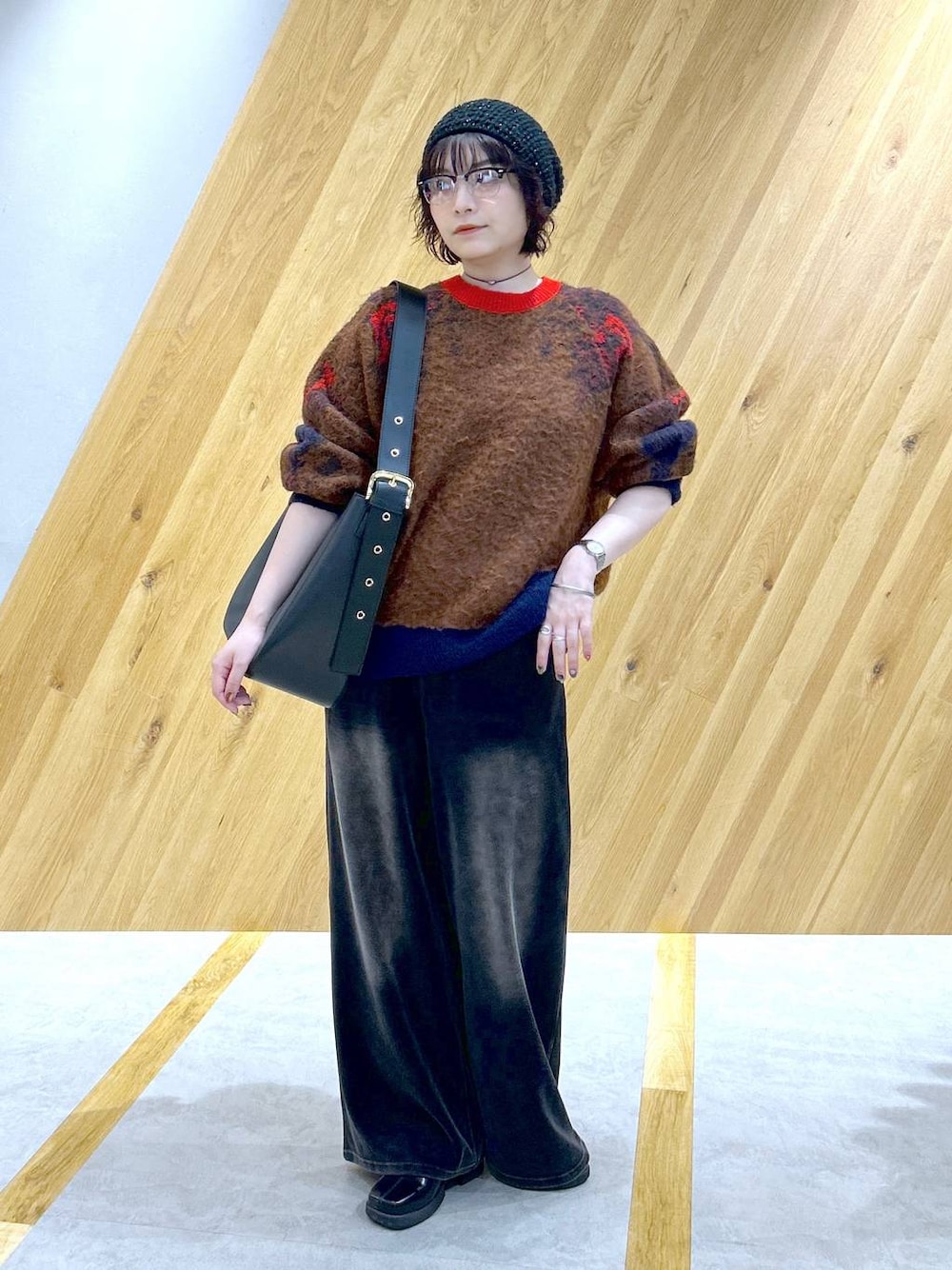 「体型カバー、メンズライク、モード、デート/ロマンティック、秋コーデ、冬コーデ、女子会、着痩せ、ゆったり、JEANASIS、ブーツ、ショートブーツ、着痩せ・細見え、ワイドパンツ、メガネ」｜「JEANASISのスパンコールニットベレー/140305（ハンチング/ベレー帽、ブラック系）」を使った、マキ（JEANASiS）さん（レディース・165cm）の冬コーディネートの1枚目の写真