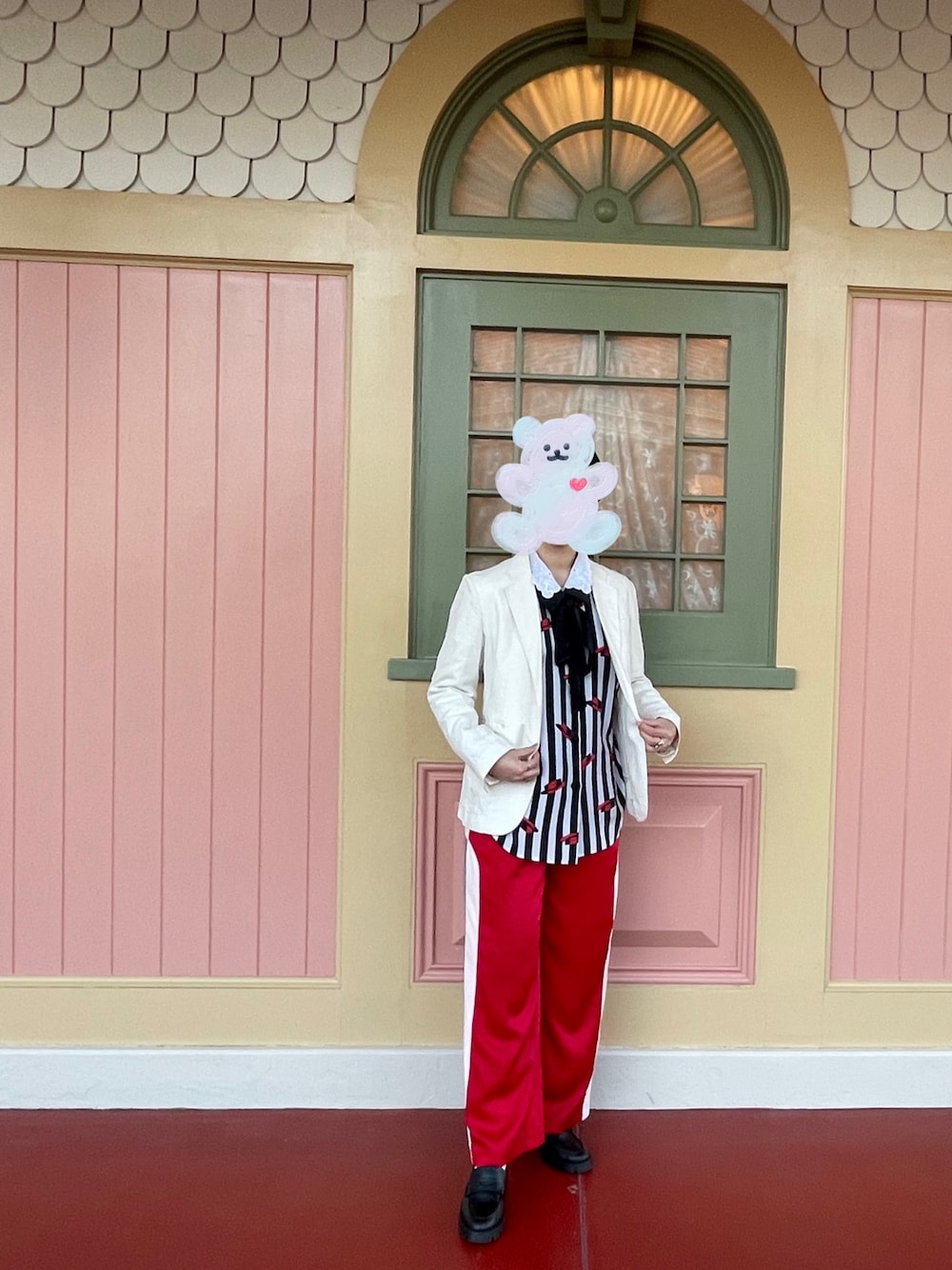 「UNIQLO、Vintage Clothing、JEANASIS、COACH、autumn style、vintage style、disneyhalloween、ootd、秋コーデ、古着コーデ、ディズニーコーデ、クルエラバウンドコーデ、ディズニーハロウィン、おしゃれさんと繋がりたい、思い出アウトフィット」｜「UNIQLOのアイテム（テーラードジャケット、ホワイト系）」を使った、💙🦋🐬さん（レディース・163cm）の秋コーディネートの1枚目の写真