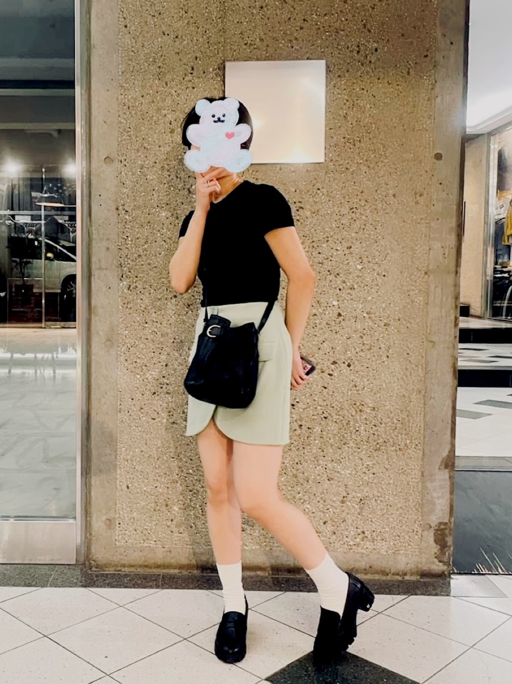 「H&M、Vintage Clothing、UNIQLO、COACH、kpop、vintage coach、summer style、ootd、夏コーデ、おしゃれさんと繋がりたい、思い出アウトフィット」｜「H&Mのアイテム（Tシャツ/カットソー、ブラック系）」を使った、💙🦋🐬さん（レディース・163cm）の冬コーディネートの1枚目の写真
