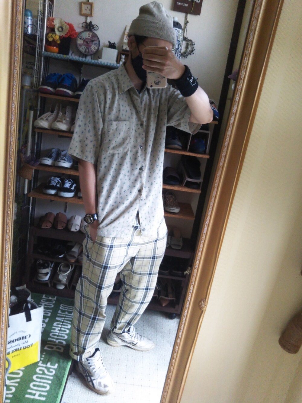 ブルー系のその他パンツ、ホワイト系のスニーカー、ベージュ系のシャツ/ブラウスを着用したメンズの夏コーディネートの1枚目の写真