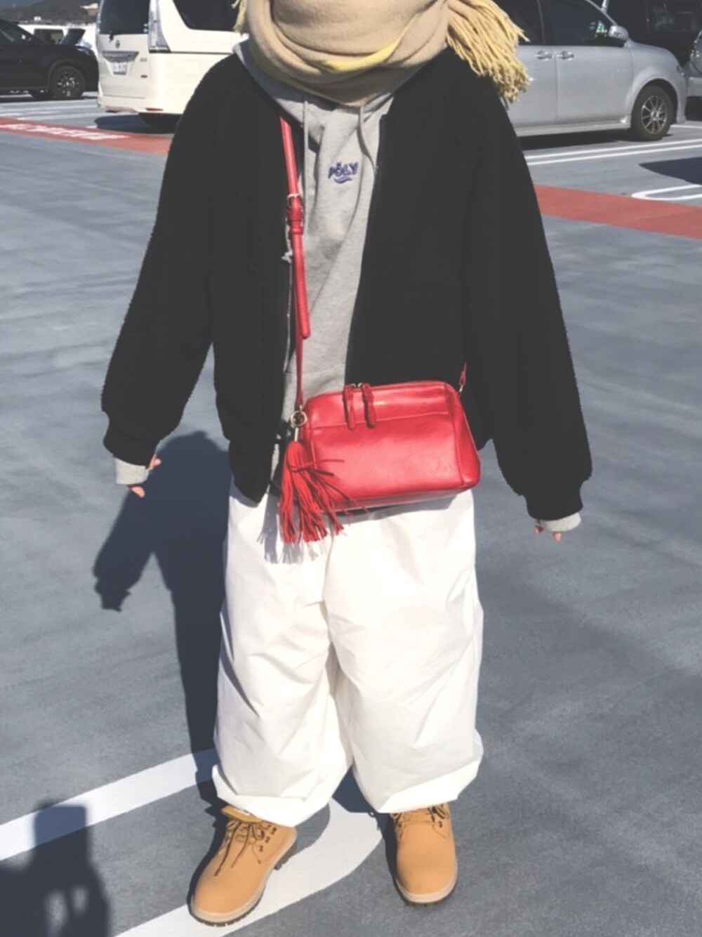 「w closet、ブルゾン、niko and ...、マフラー、POLY、パーカー、だぼだぼ、ショルダーバッグ、メンズライク」｜「POLYのアイテム（パンツ、ホワイト系）」を使った、N a t s u k i 🐰さん（レディース・157cm）の冬コーディネートの1枚目の写真