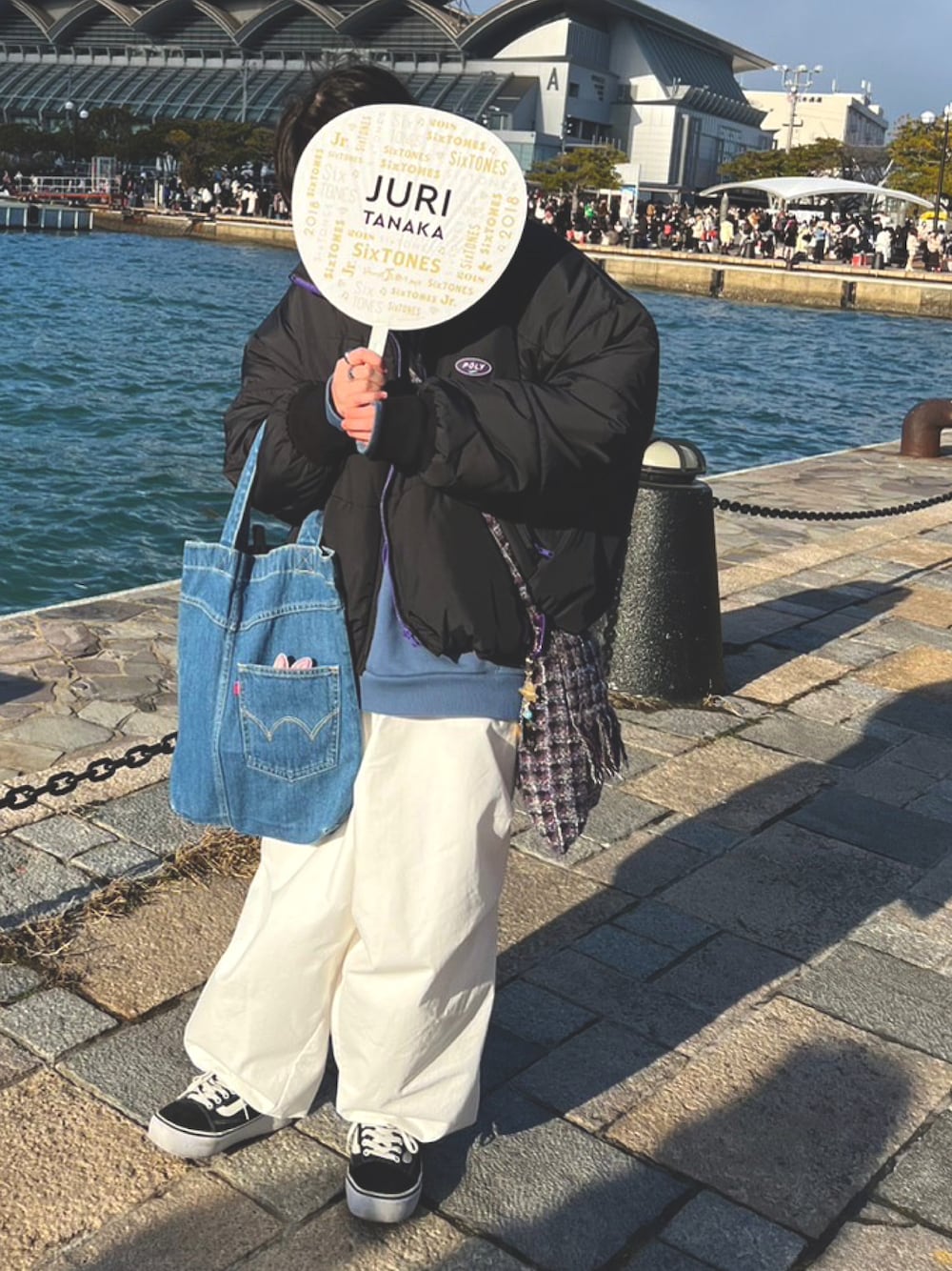 「poly、ダウンジャケット、パーカー、ショルダーバッグ、VANS、スニーカー、推し活、ゆるコーデ、SixTONES」｜「POLYのアイテム（ダウンジャケット/コート、ブラック系）」を使った、N a t s u k i 🐰さん（レディース・157cm）の春コーディネートの1枚目の写真