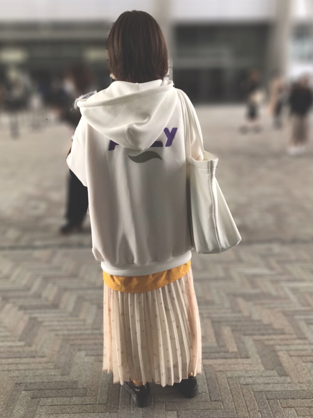 「POLY、ビッグパーカー、ビッグT、niko and ...、花柄、プリーツスカート、asknowas」｜「niko and...のアイテム（スカート、ホワイト系）」を使った、N a t s u k i 🐰さん（レディース・157cm）の冬コーディネートの1枚目の写真