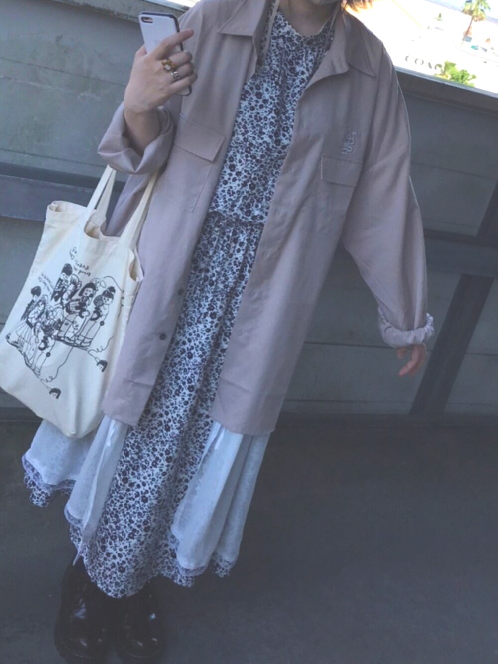 「CHIHIROYASUDA、ビッグシャツ、E hyphen world gallary、ViS、花柄、ワンピース、asknowas、aiko、ライブグッズ」｜「VISのフラワープリントノースリーブドロストワンピース（ワンピース、ホワイト系）」を使った、N a t s u k i 🐰さん（レディース・157cm）の夏コーディネートの1枚目の写真