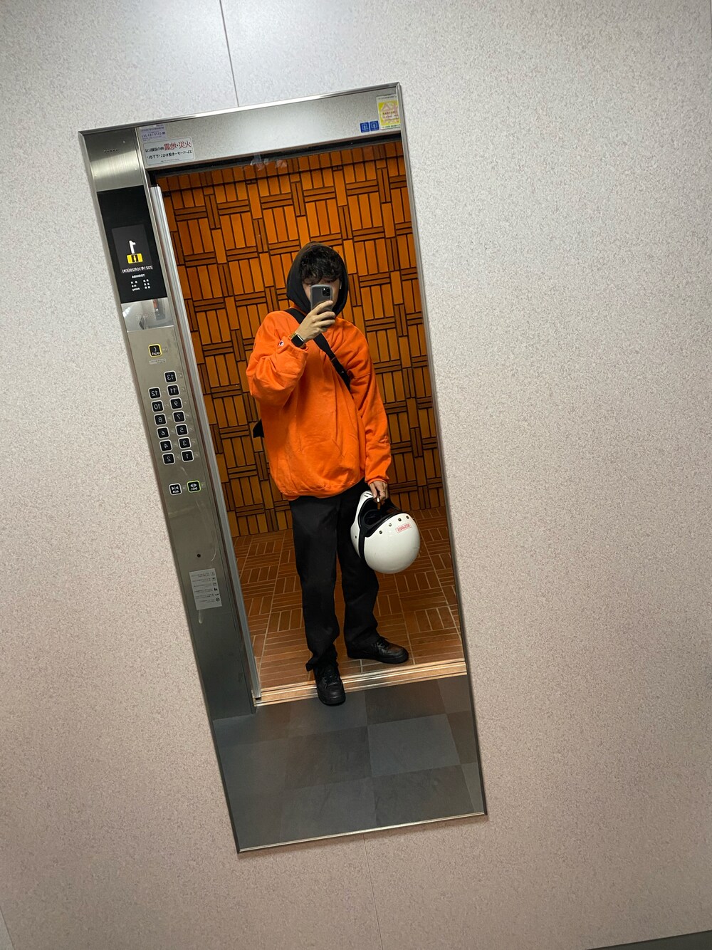 「秋のコーデ、シンプルコーデ、おしゃれさんと繋がりたい、ワイドパンツ、スニーカーコーデ、オーバーサイズ、パーカー、レイヤードスタイル、ストリートコーデ、重ね着、バイク、wearhalloween2021、カボチャ、何がカボチャや」｜「Championのアイテム（スウェット、オレンジ系）」を使った、meさん（メンズ・182cm）の秋コーディネートの1枚目の写真