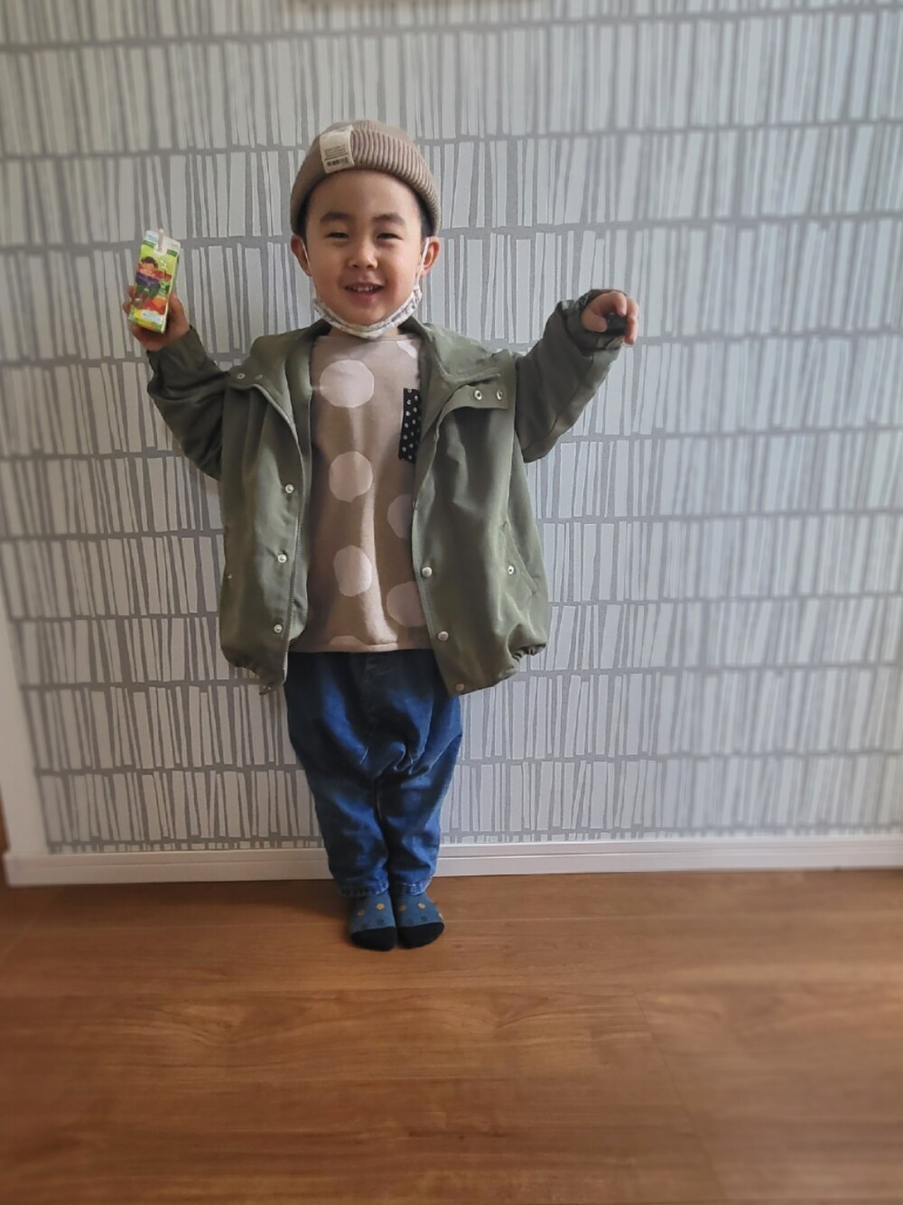 「プチプラ、キッズコーデ、休日スタイル、男の子、ニット帽、デニム」｜「韓国子供服のアイテム（デニムパンツ、ブルー系）」を使った、momoさん（キッズ・110cm）の冬コーディネートの1枚目の写真