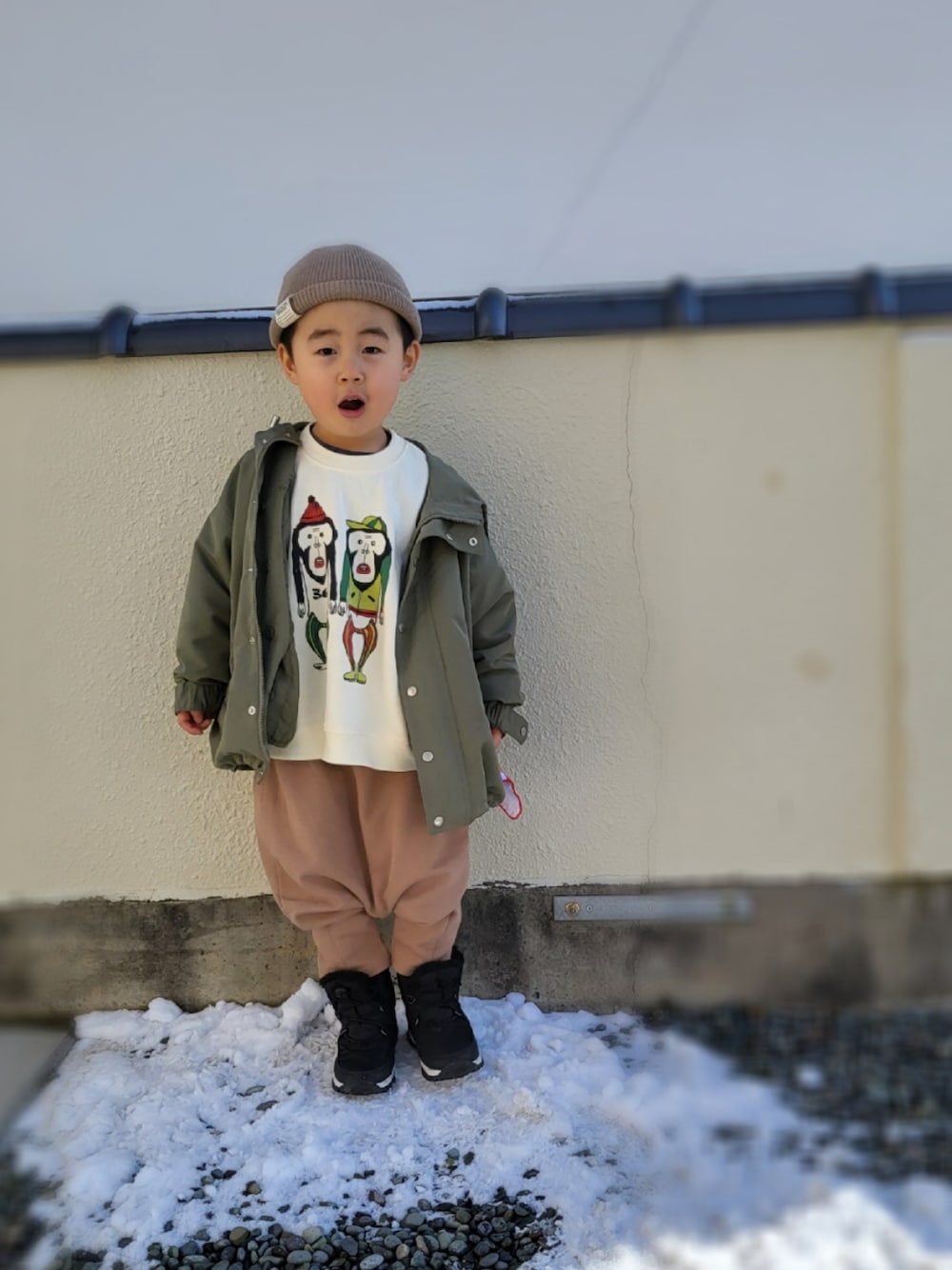 「キッズコーデ、冬コーデ、ニット帽、男の子、おしゃれさんと繋がりたい、スウェット」｜「HOGAN RANCH WEARのイラストワイドトレーナー/H-6870（80～130cm）（スウェット、ホワイト系）」を使った、momoさん（キッズ・110cm）の冬コーディネートの1枚目の写真