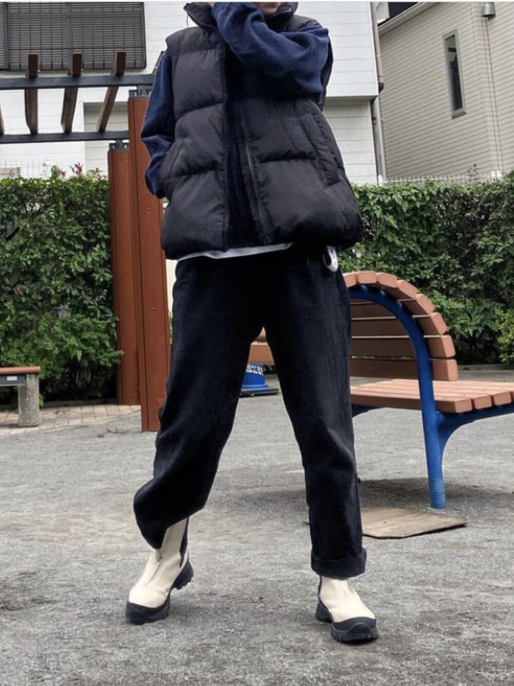 「GUのアイテム（ダウンベスト、ブラック系）」を使った、Misaki さん（骨格ナチュラル・レディース・162cm）の冬コーディネートの1枚目の写真