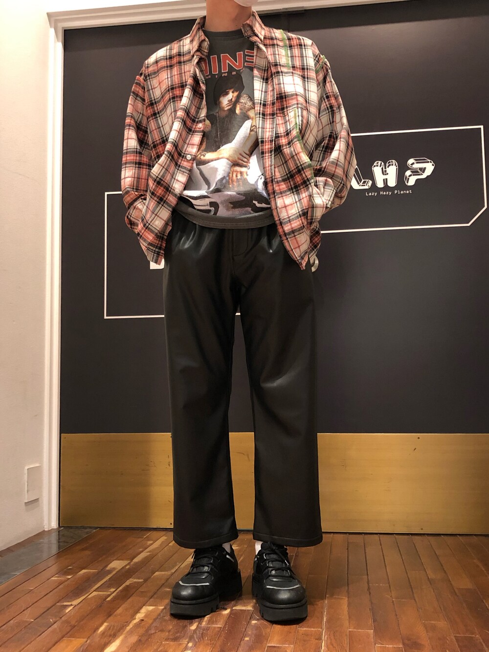 「ファッションの力を信じよう、秋冬コーデ、秋コーデ、冬コーデ、チェックシャツ、ネルシャツ、ワイドパンツ、レザーパンツ、黒スニーカー、ビッグシルエット、オーバーサイズ、ストリート、シャツスタイル、古着、アメカジ」｜「A4AのA4A/エーフォーエー/切替ネルシャツ（シャツ/ブラウス、レッド系）」を使った、岡田さん（メンズ・172cm）の秋コーディネートの1枚目の写真