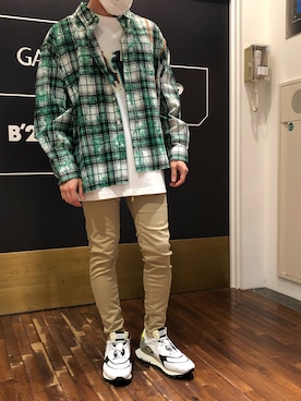 「surt（サート）のアイテム（チノパンツ）」を使った、岡田さん（メンズ・172cm）の秋コーディネート