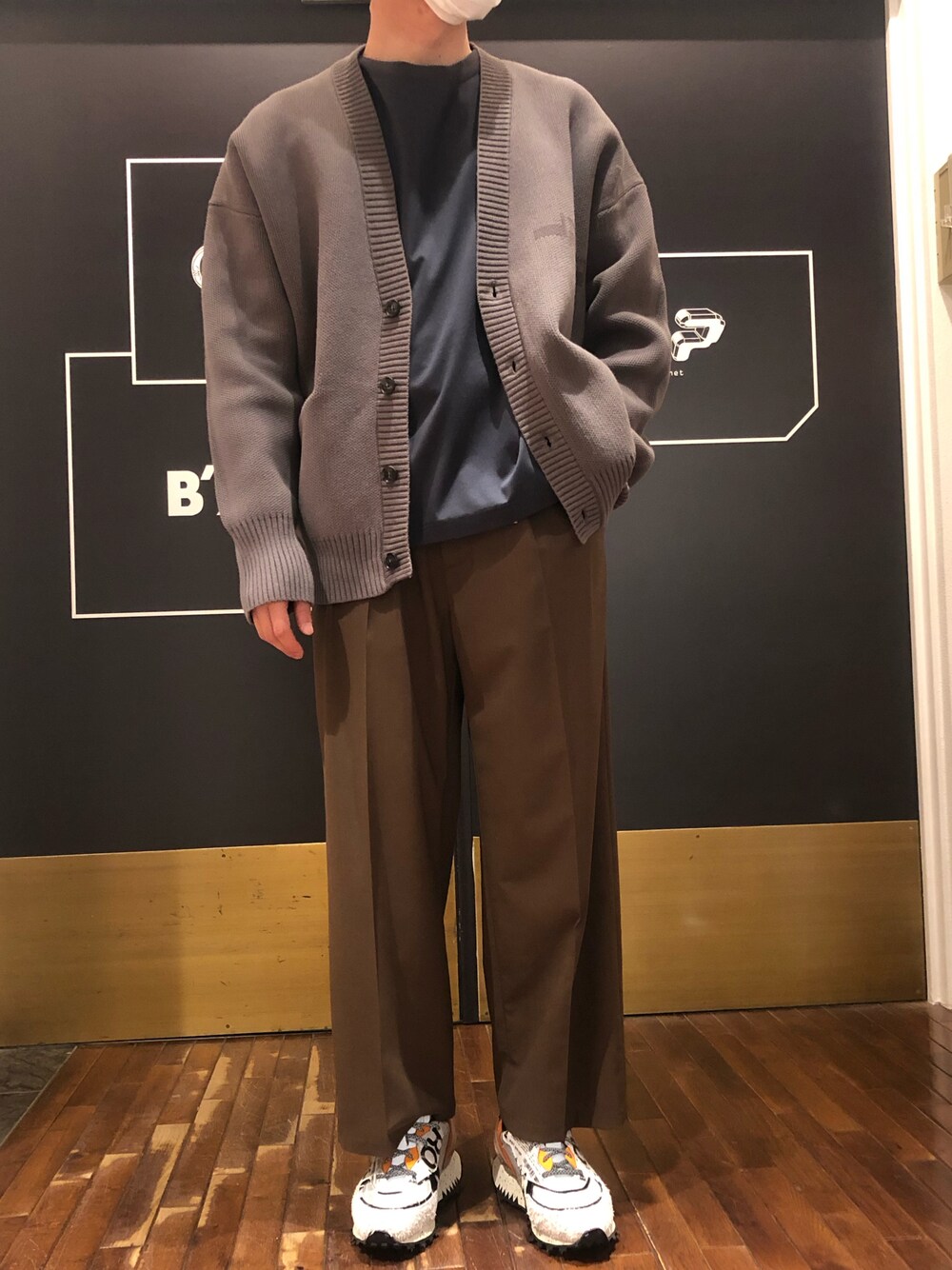 「ファッションの力を信じよう、秋冬コーデ、秋コーデ、冬コーデ、オーバーサイズ、ビッグシルエット、カーディガン、無地T、ワイドパンツ、ストレートパンツ、白スニーカー、シンプルコーデ、おしゃれさんと繋がりたい、今日のコーデ、ootd」｜「LUSORのアイテム（トップス、グレー系）」を使った、岡田さん（メンズ・172cm）の冬コーディネートの1枚目の写真