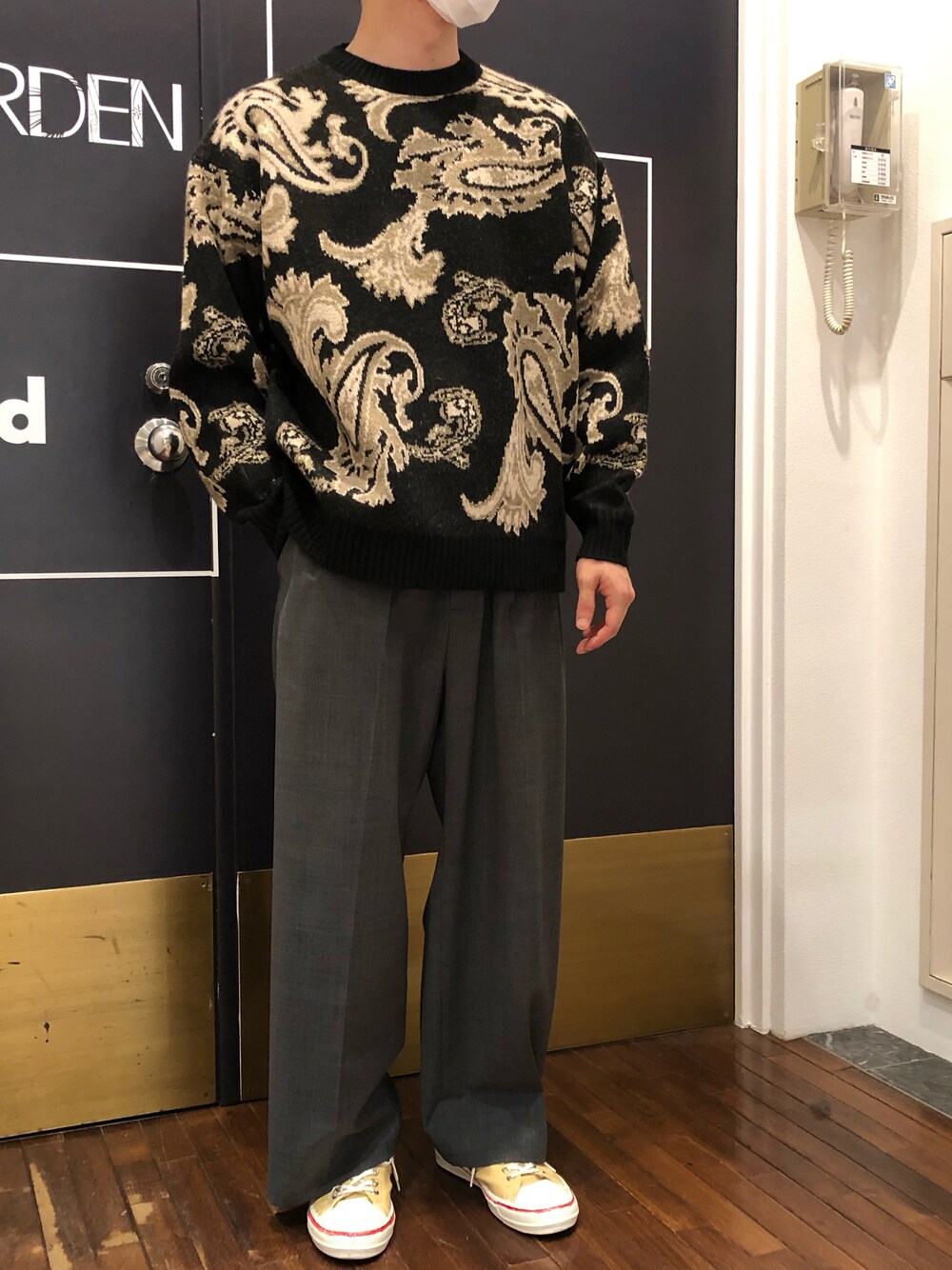「ファッションの力を信じよう、秋冬コーデ、秋コーデ、冬コーデ、総柄、ニット、ワイドパンツ、ストレートパンツ、だから秋服が好き、リラックススタイル、休日スタイル、ラフ、ストリートコーデ、ペイズリー、シンプル」｜「A4AのA4A (エーフォーエー) ペイズリーニット（ニット/セーター、ブラック系）」を使った、岡田さん（メンズ・172cm）の秋コーディネートの1枚目の写真