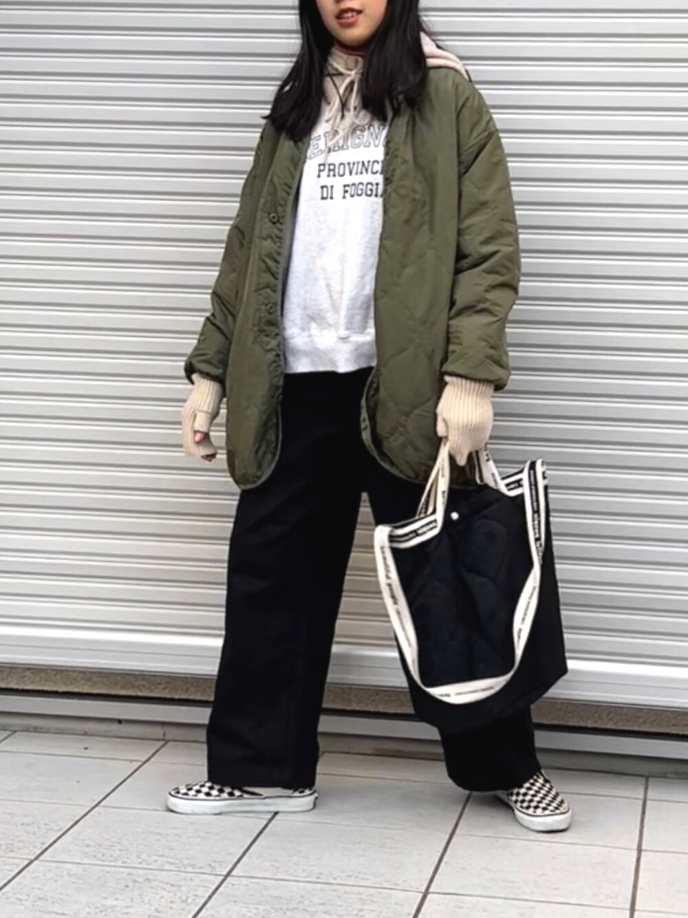 「ジュニア、小学生、キッズコーデ、低身長、カジュアルコーデ、大人カジュアル、アウター、キルティングジャケット、スウェット、バラクラバ、アームウォーマー」｜「LOWRYS FARMのウラケロゴプルオーバー　295994（スウェット、グレー系）」を使った、yuuunaさん（キッズ・150cm）の秋コーディネートの1枚目の写真