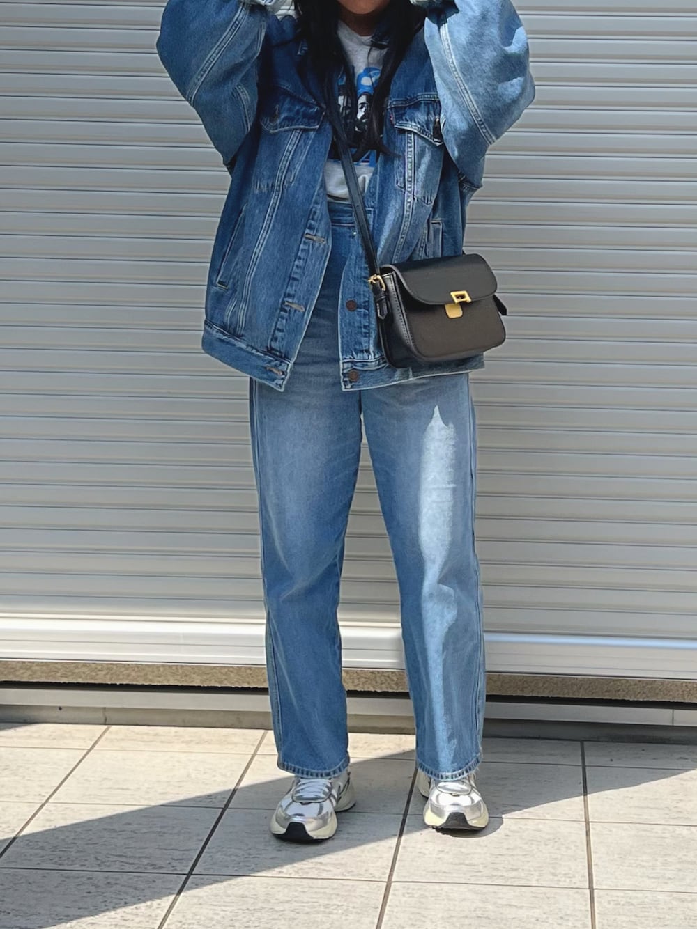 「春コーデ、カジュアル、デニムジャケット、デニムパンツ、春アウター、スニーカー」｜「WEGOのWEGO/ヴィンテージライクショートスウェット（スウェット、その他）」を使った、yuuunaさん（キッズ・155cm）の春コーディネートの1枚目の写真