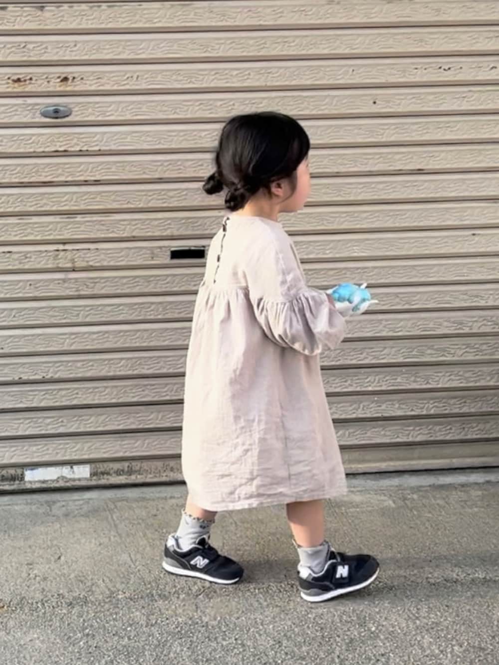 「春服、春コーデ、韓国子供服、リネン、リネンワンピース、スニーカー、ネイビー、女の子ベビー、キッズコーデ、3歳」｜「NEW BALANCEの《New Balance》IZ373（スニーカー、ブルー系）」を使った、yuuunaさん（キッズ・152cm）の春コーディネートの1枚目の写真