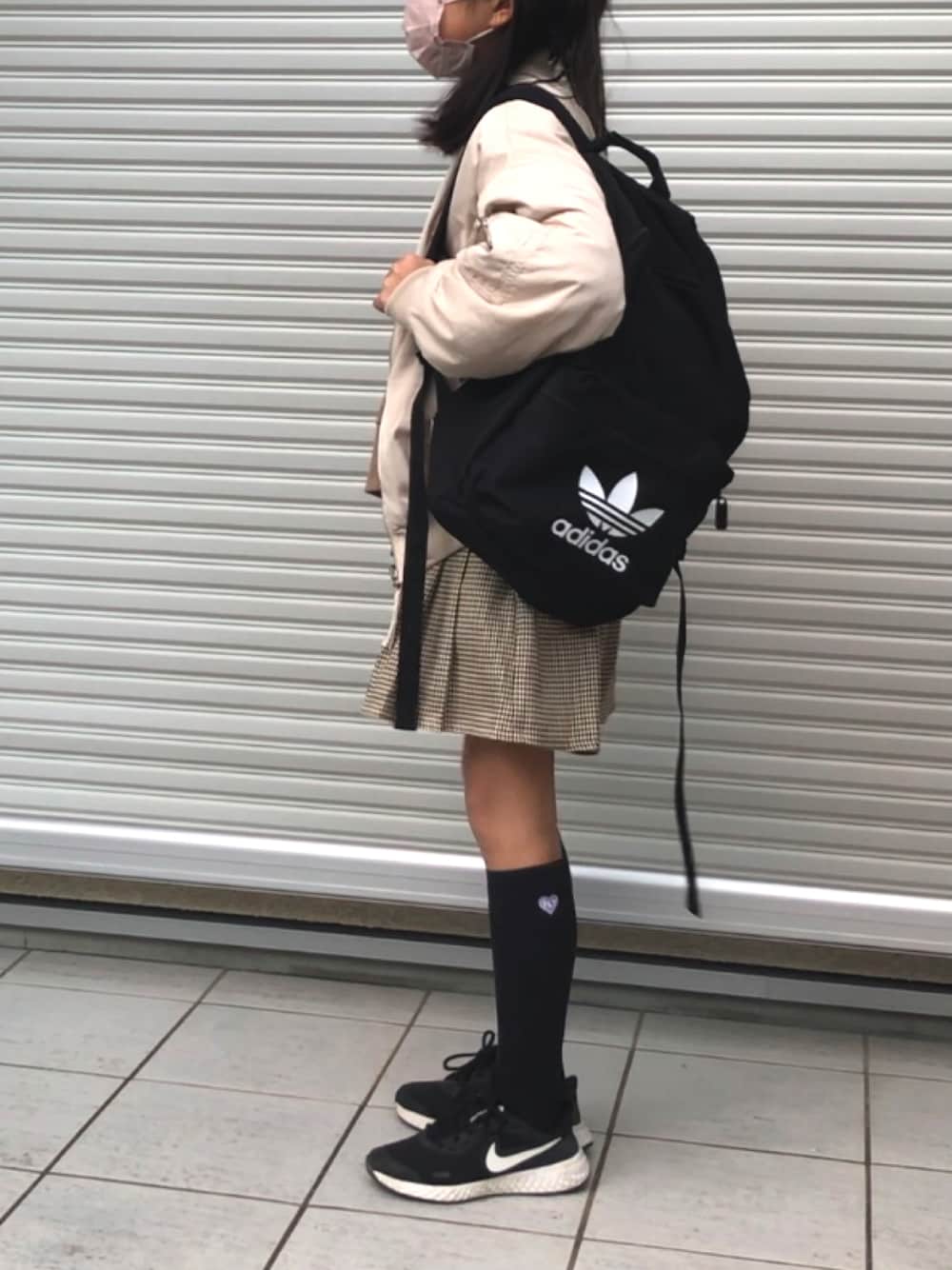 「チェック、スニーカー、アウター、カジュアル、リュック、MA-1、小学生、ジュニア、白アウター、小学校コーデ」｜「LOVETOXICのリバーシブルMA1（ブルゾン、ベージュ系）」を使った、yuuunaさん（キッズ・142cm）の秋コーディネートの1枚目の写真