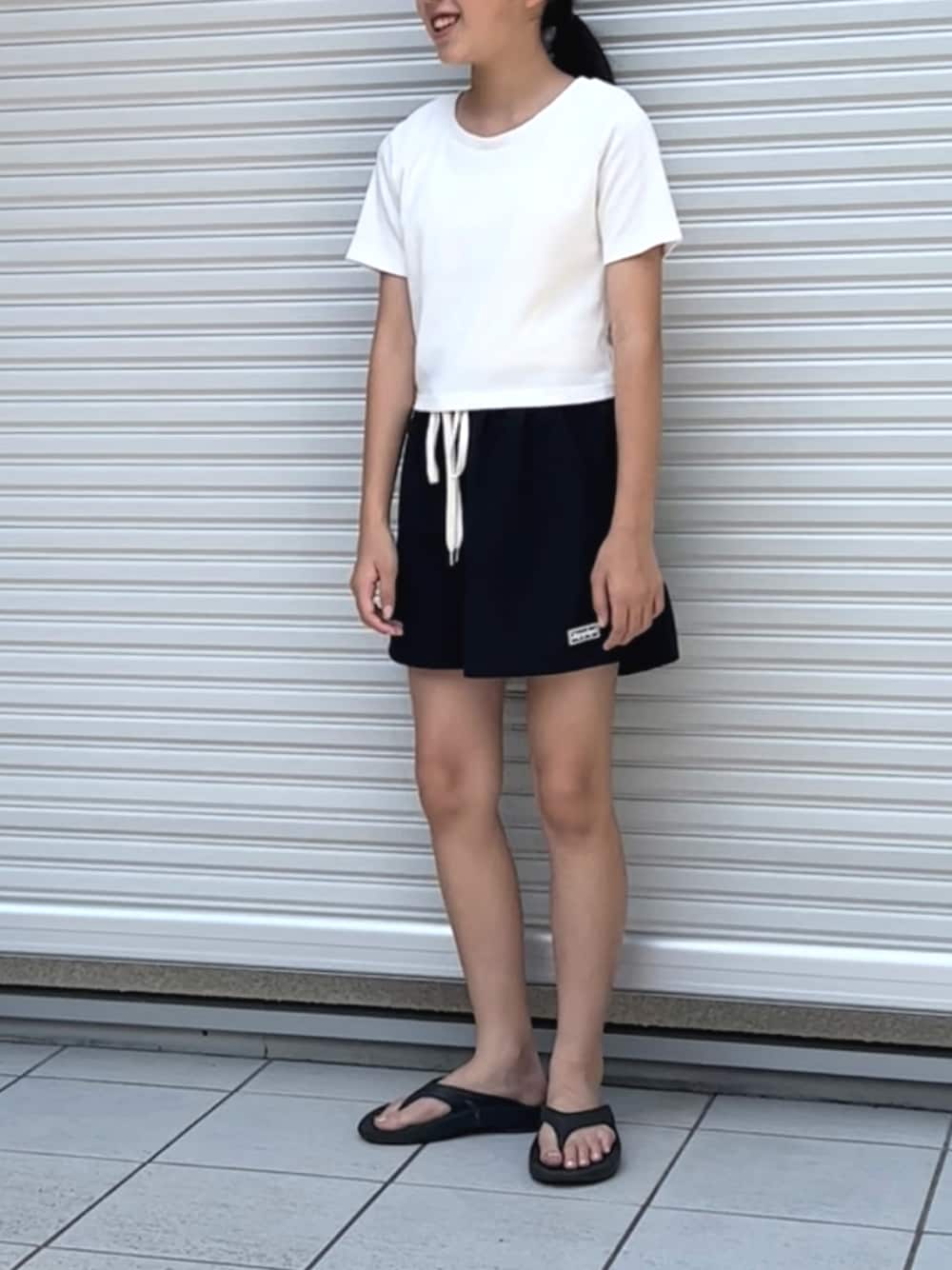 「キッズコーデ、夏休み、ラフ、シンプル、ショート丈トップス、ショートパンツ、サンダル、プチプラ」｜「WEGOのWEGO/リブショートT（Tシャツ/カットソー、ホワイト系）」を使った、yuuunaさん（キッズ・147cm）の夏コーディネートの1枚目の写真
