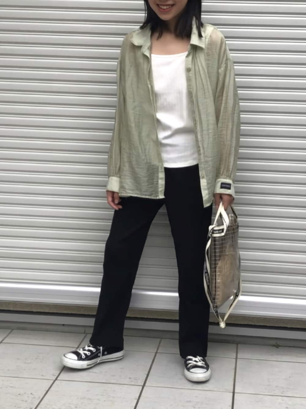 「スニーカー、コンバース、カジュアル、リブパンツ、大人カジュアル、ラフ、シャツスタイル、シアーシャツ、秋コーデ、ピスタチオ、秋トレンド2021」｜「LOVETOXICのシアーシャツ半袖TSET（アンサンブル、グリーン系）」を使った、yuuunaさん（キッズ・140cm）の秋コーディネートの1枚目の写真
