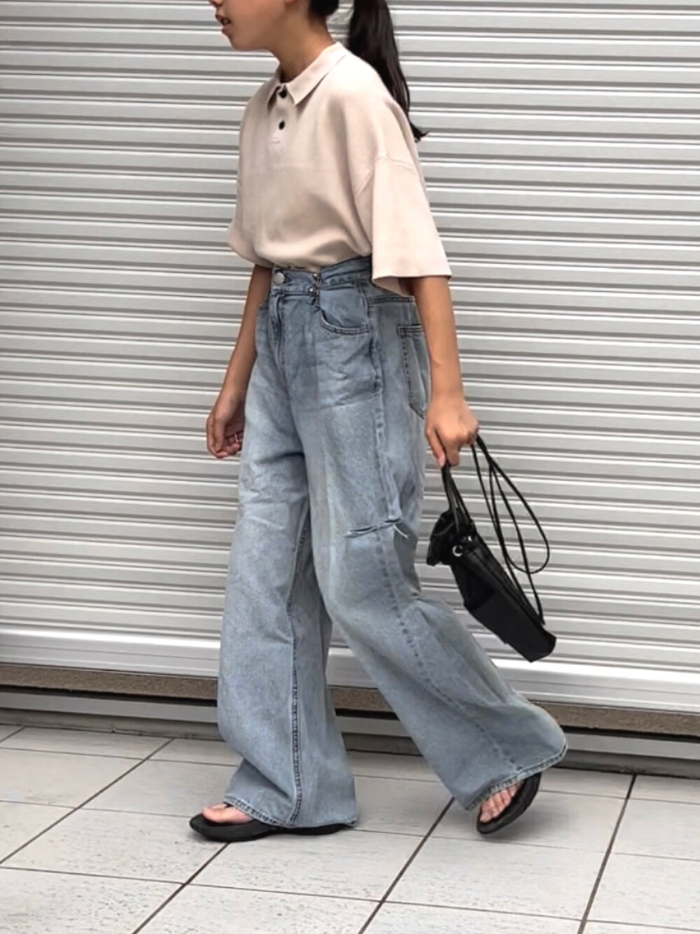 「ジュニア、休日スタイル、ラフ、ポロニット、デニムパンツ、ワイドパンツ、サンダル」｜「LOWRYS FARMのニットポロＳＳ　261362（ニット/セーター、ホワイト系）」を使った、yuuunaさん（キッズ・147cm）の夏コーディネートの1枚目の写真