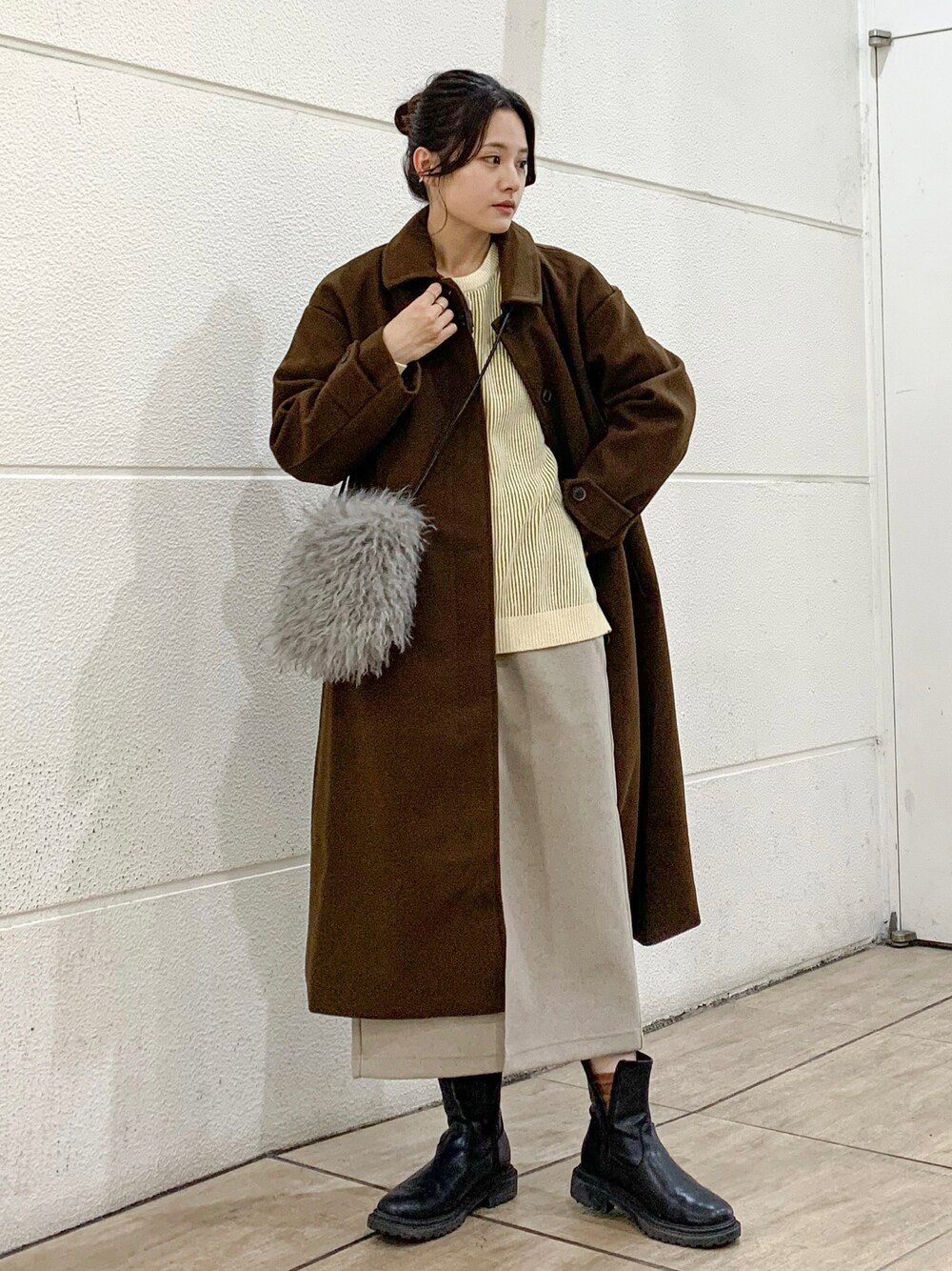 その他のニット/セーター、ブラウン系のステンカラーコート、ホワイト系のショルダーバッグを着用したレディースの秋コーディネートの1枚目の写真